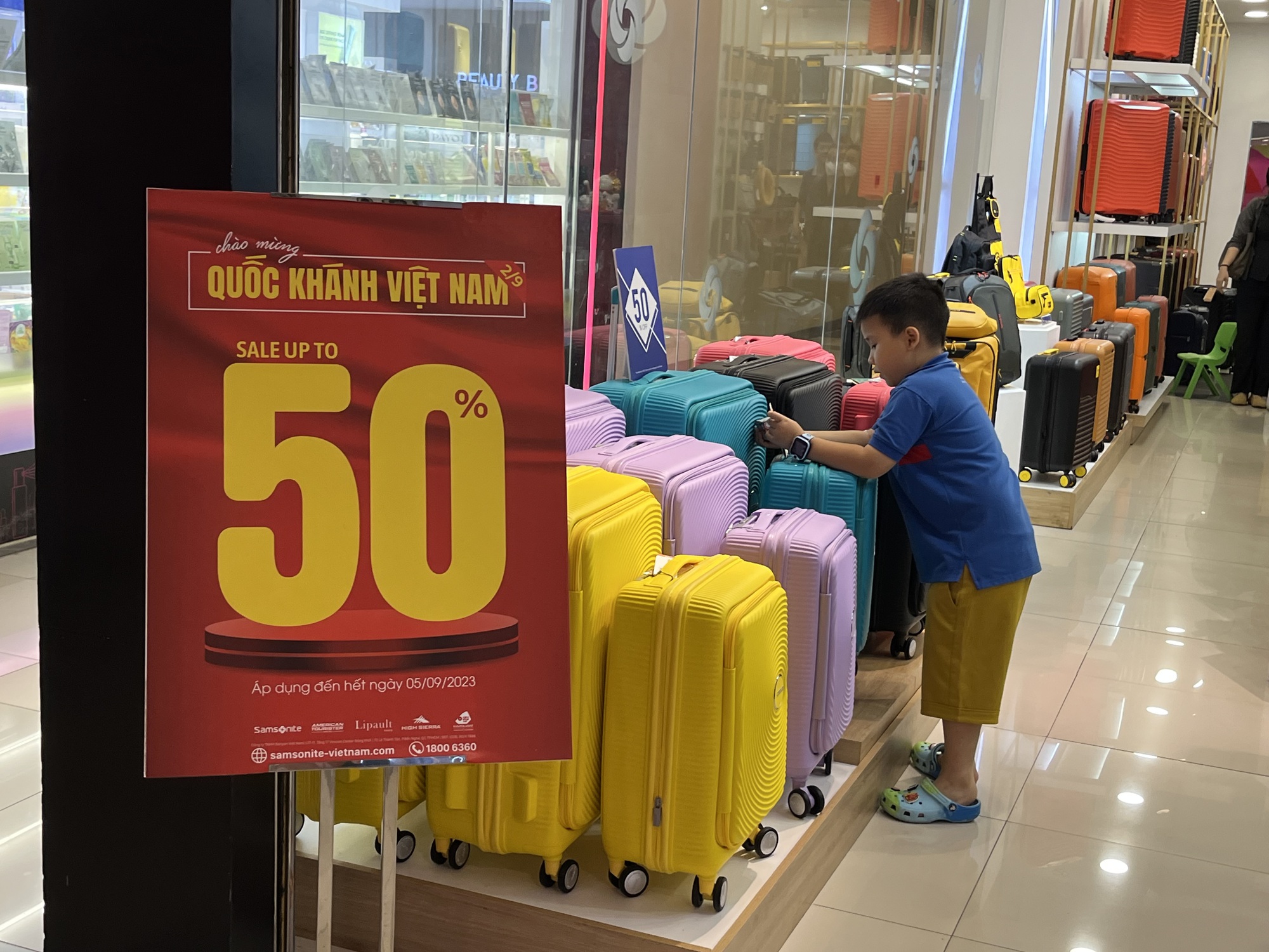 Bảng giảm gi&aacute; 50-70% tr&agrave;n ngập cửa h&agrave;ng, si&ecirc;u thị dịp 2-9 - Ảnh 11.