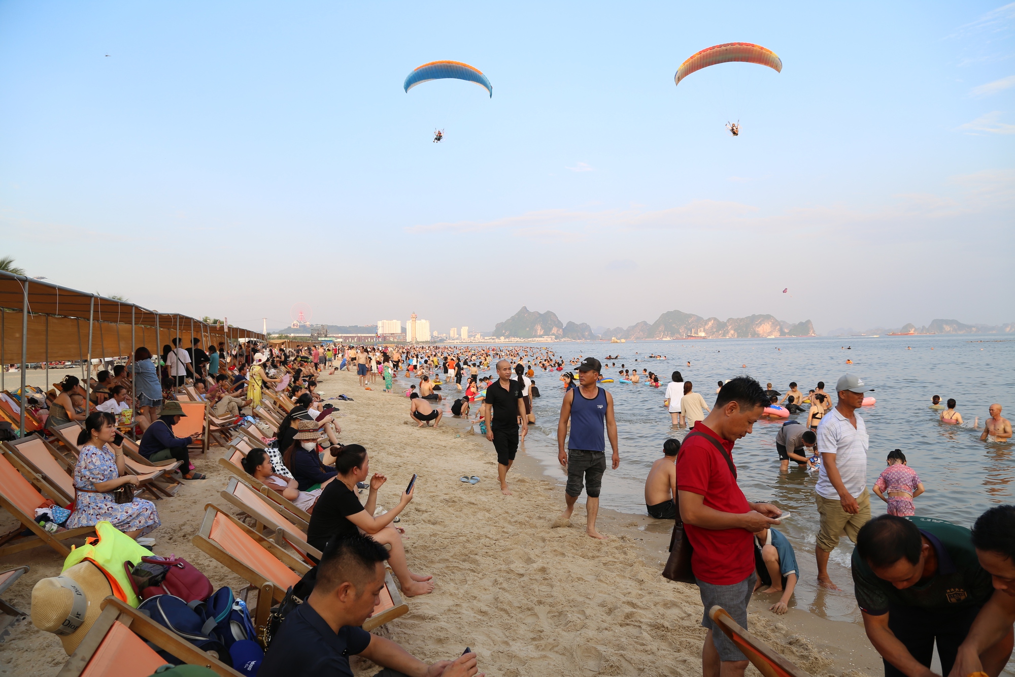 Ng&agrave;y đầu nghỉ lễ, b&atilde;i biển Hạ Long chật k&iacute;n người - Ảnh 7.