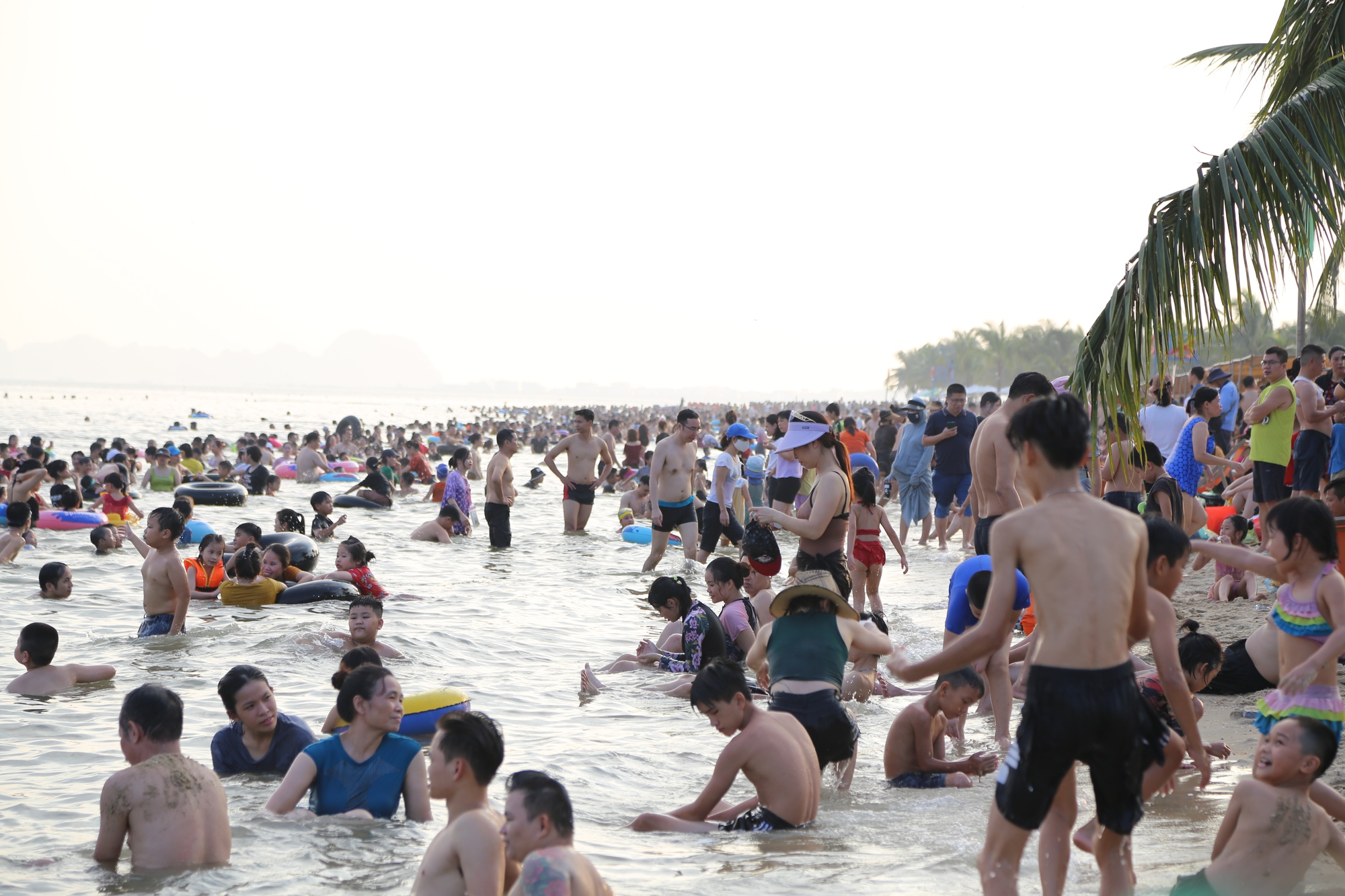Ng&agrave;y đầu nghỉ lễ, b&atilde;i biển Hạ Long chật k&iacute;n người - Ảnh 2.