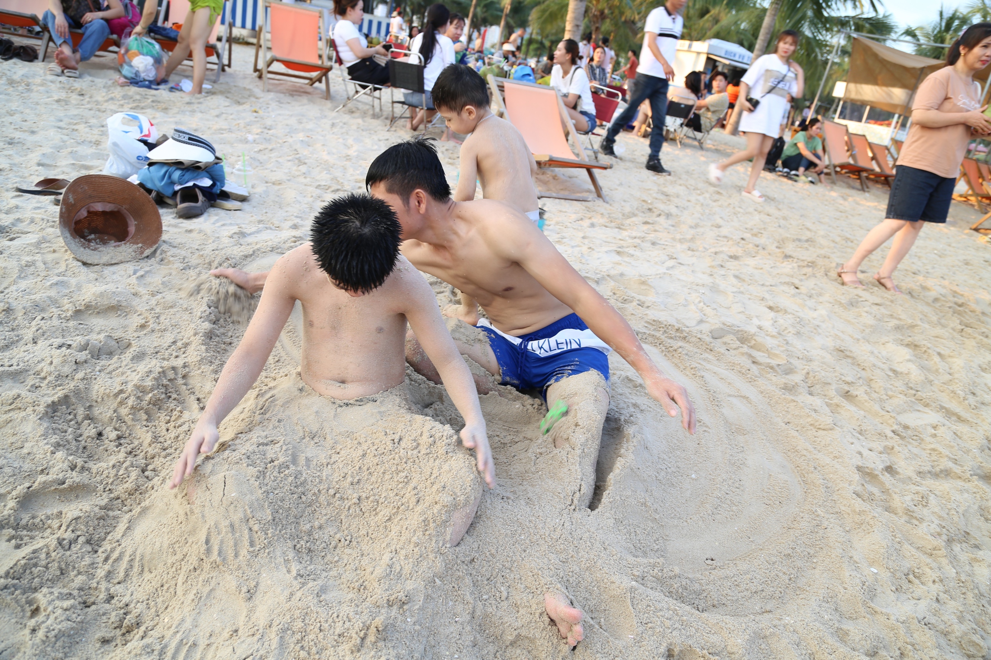 Ng&agrave;y đầu nghỉ lễ, b&atilde;i biển Hạ Long chật k&iacute;n người - Ảnh 5.