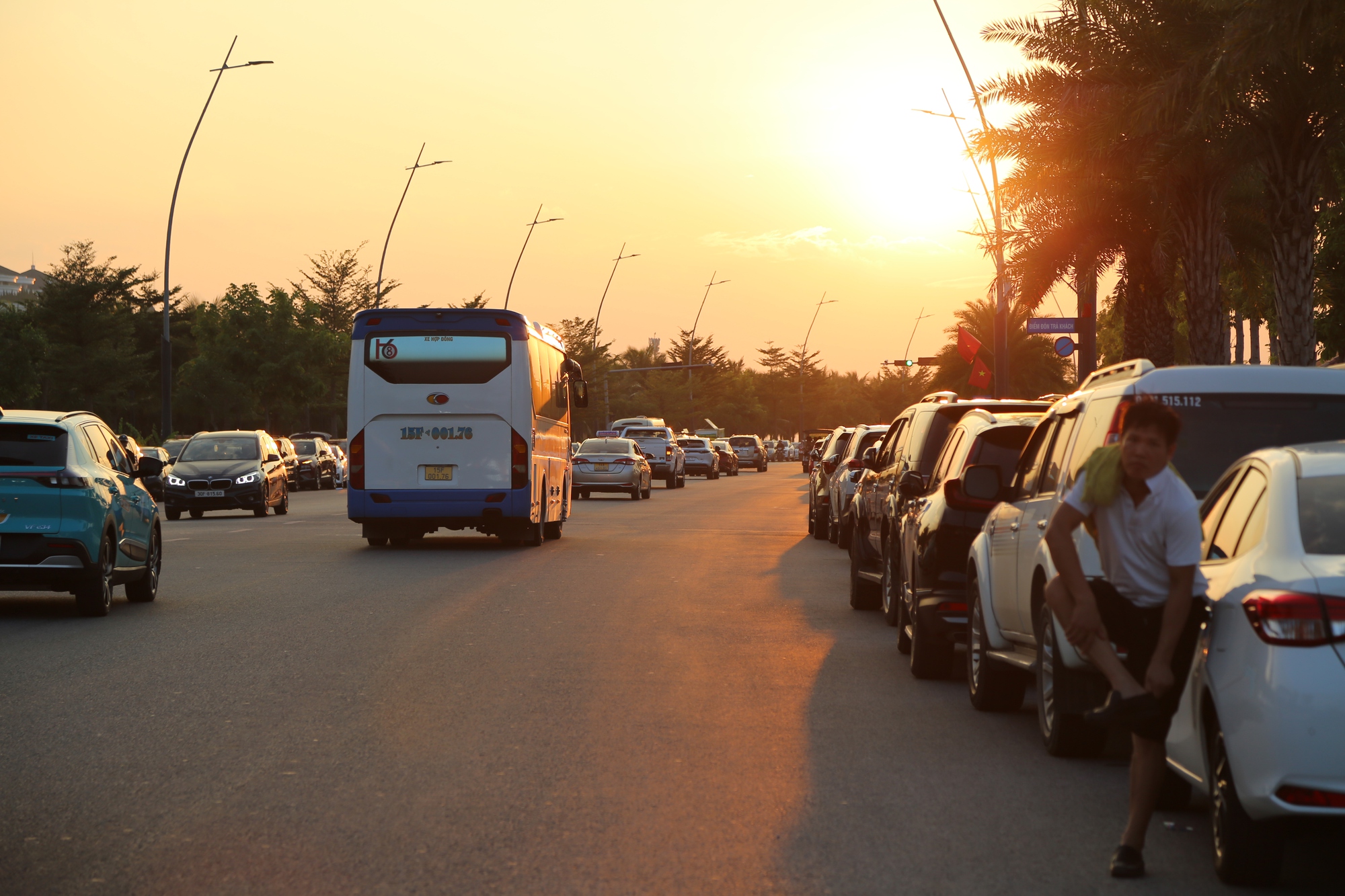 Ng&agrave;y đầu nghỉ lễ, b&atilde;i biển Hạ Long chật k&iacute;n người - Ảnh 9.