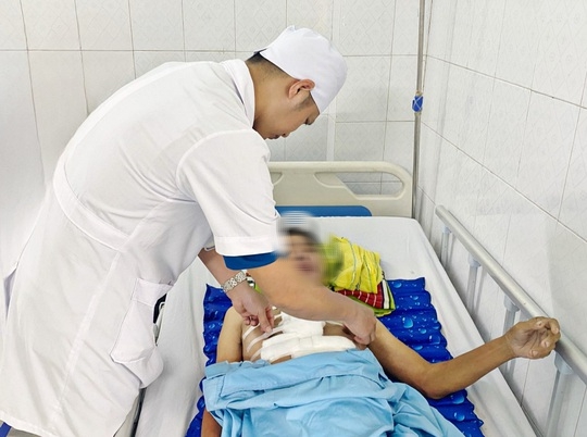 Người đàn ông bị trâu húc vỡ tim - Ảnh 1.
