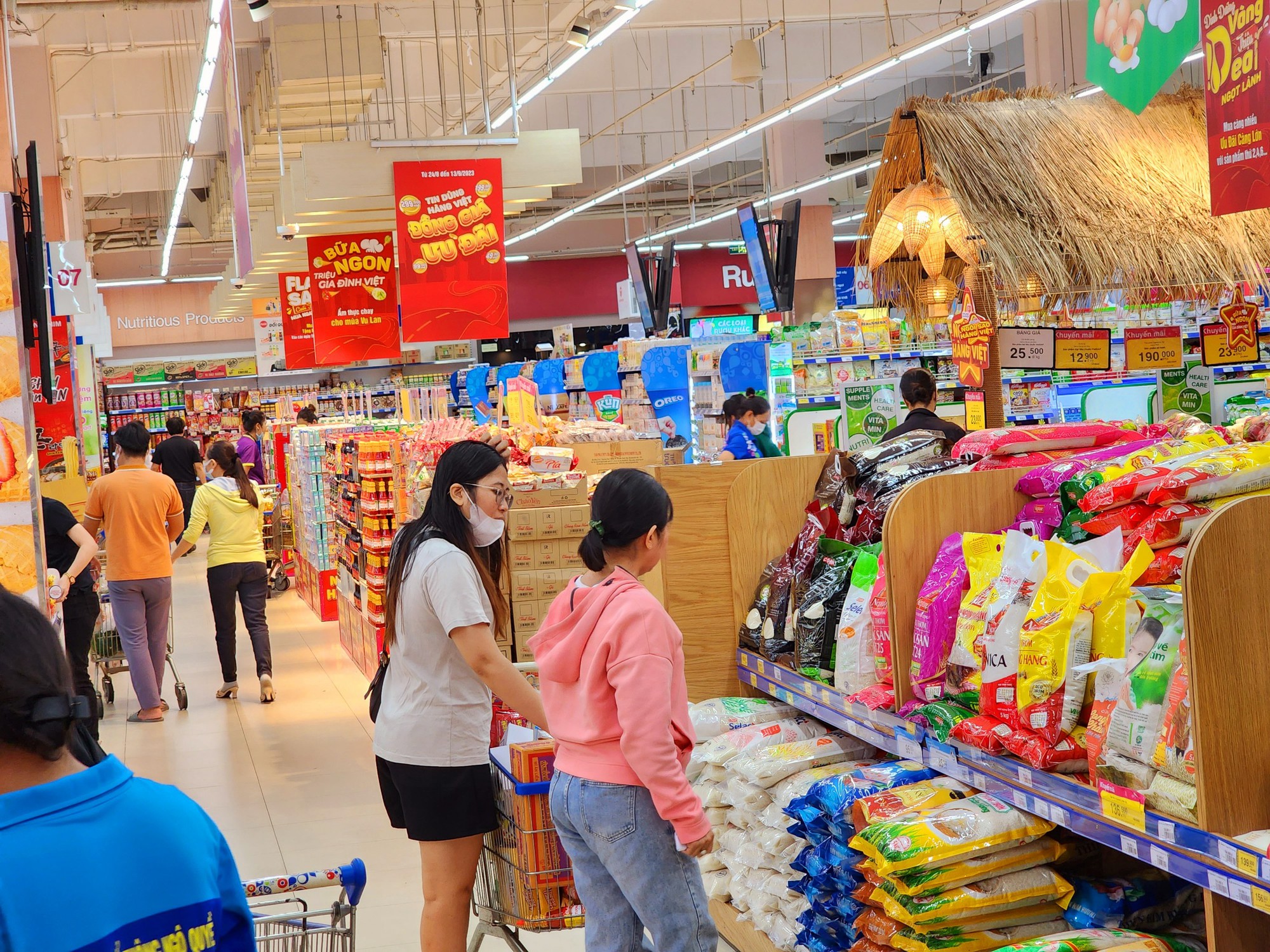 Bảng giảm gi&aacute; 50-70% tr&agrave;n ngập cửa h&agrave;ng, si&ecirc;u thị dịp 2-9 - Ảnh 7.