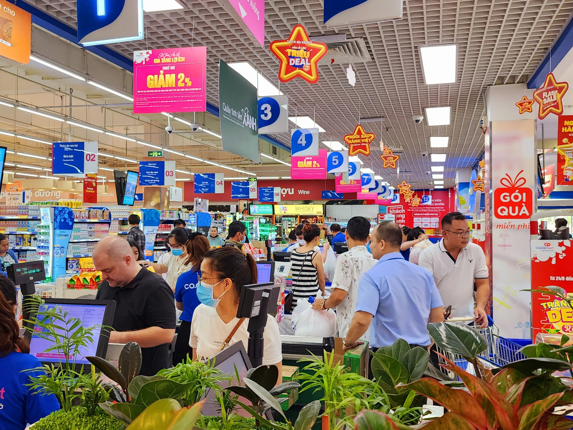 Bảng giảm gi&aacute; 50-70% tr&agrave;n ngập cửa h&agrave;ng, si&ecirc;u thị dịp 2-9 - Ảnh 8.