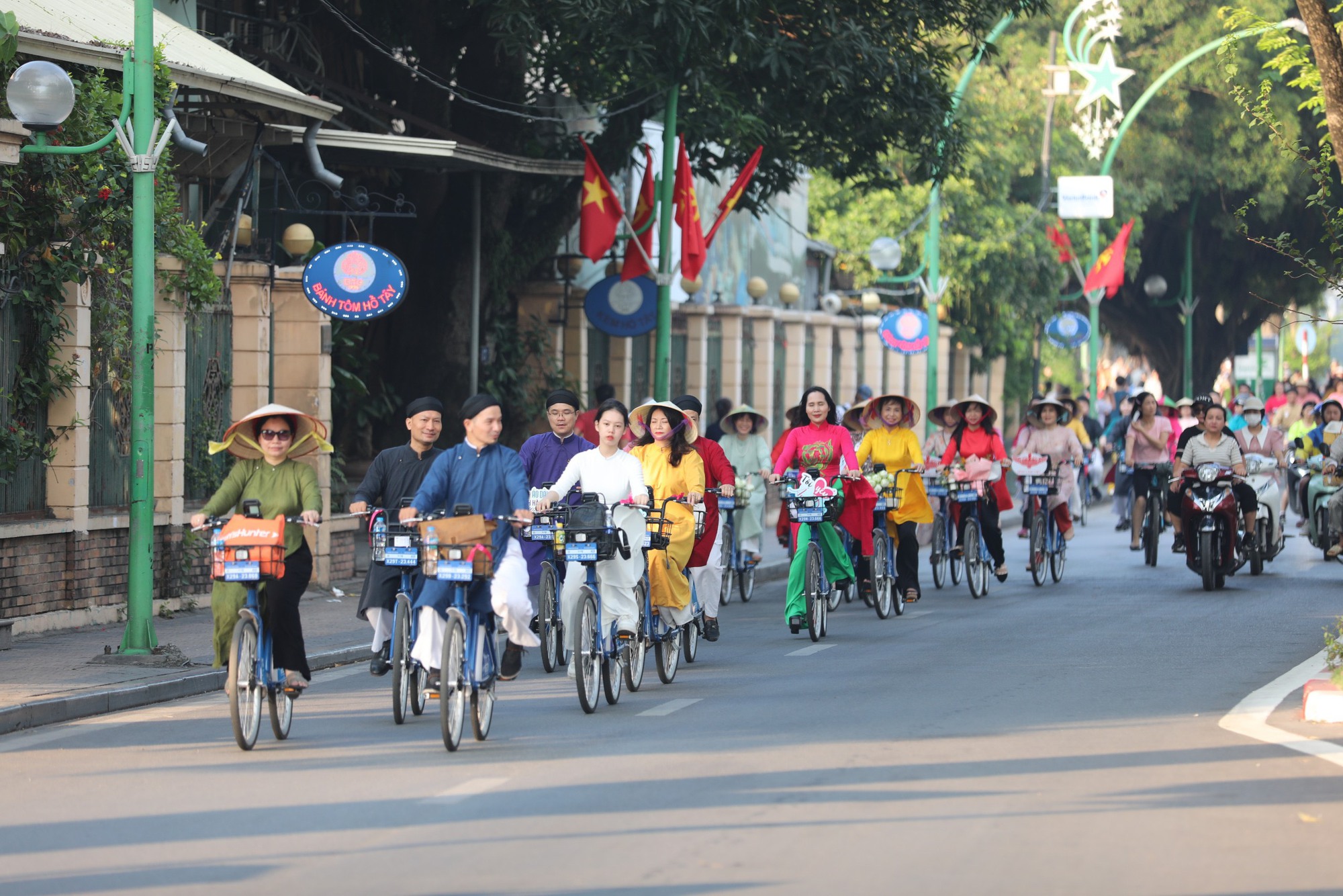 Hơn 100 người trong tà áo dài đạp xe diễu hành qua các điểm du lịch nổi tiếng