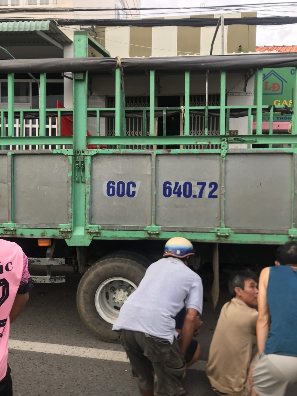 Tông vào đuôi xe tải đang đậu trên Quốc lộ 1, hai người tử vong