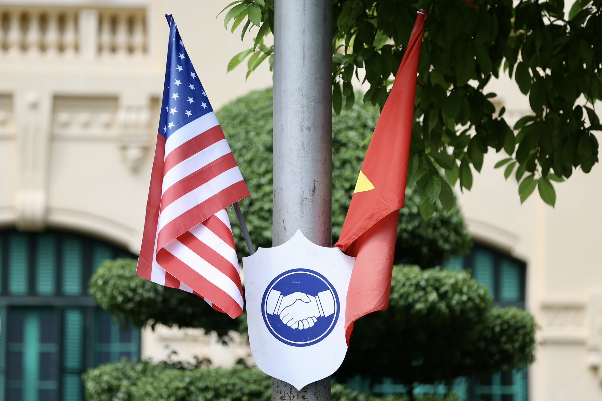 Đường phố H&agrave; Nội trang ho&agrave;ng đ&oacute;n Tổng thống Mỹ Joe Biden thăm Việt Nam - Ảnh 11.