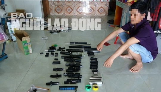 CLIP: Phát hiện kho hàng nóng” tại nhà bà Huỳnh Thị Đèo - Ảnh 2.