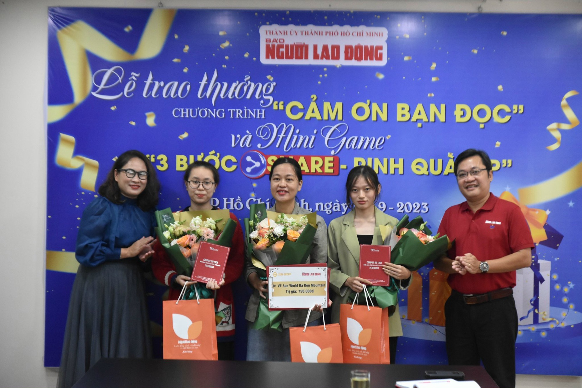 Trao thưởng, tri ân "bạn đọc VIP"