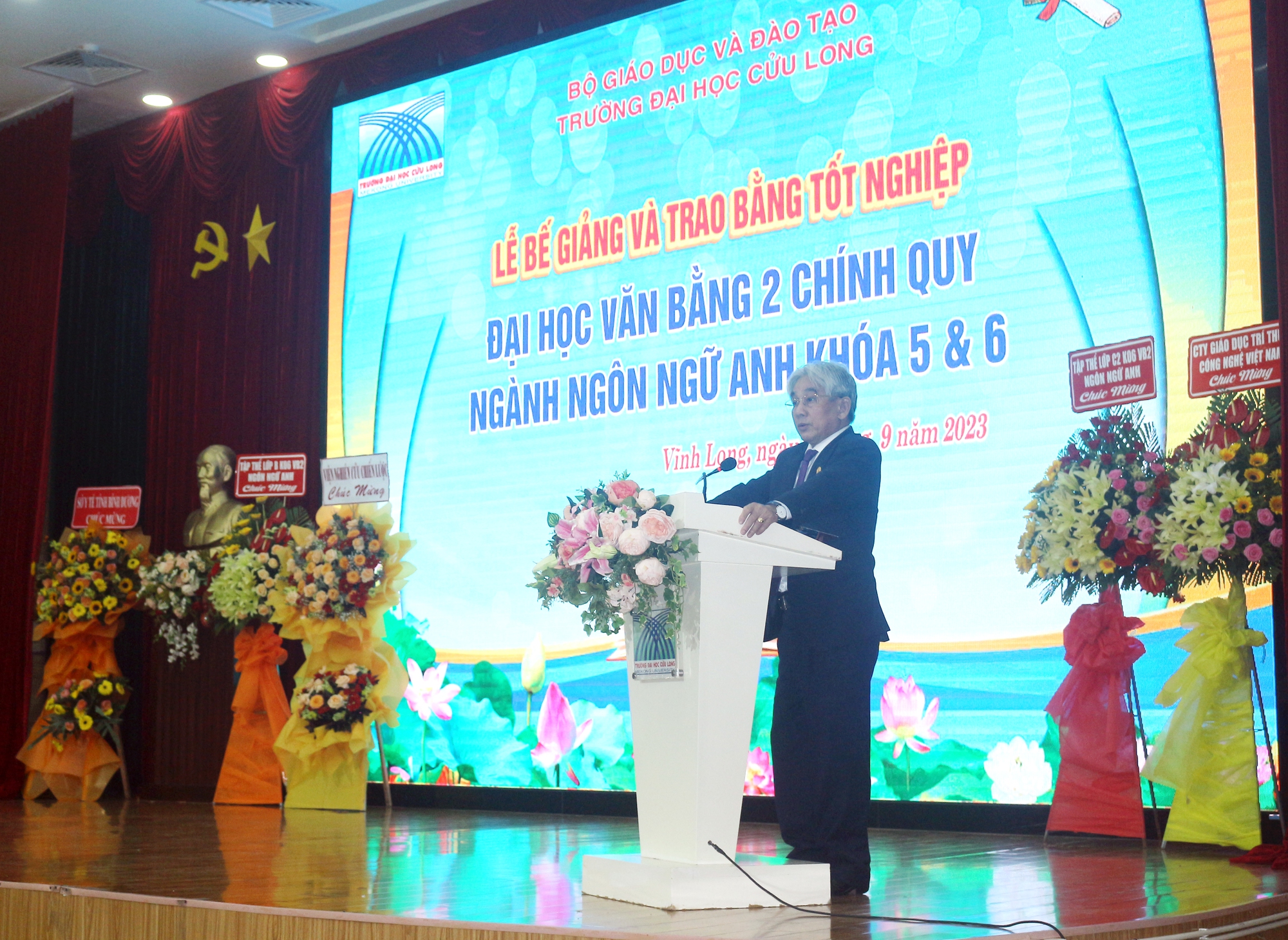 Trường ĐH Cửu Long trao bằng tốt nghiệp cho hơn 400 cử nh&acirc;n ng&agrave;nh Ng&ocirc;n ngữ Anh - Ảnh 1.