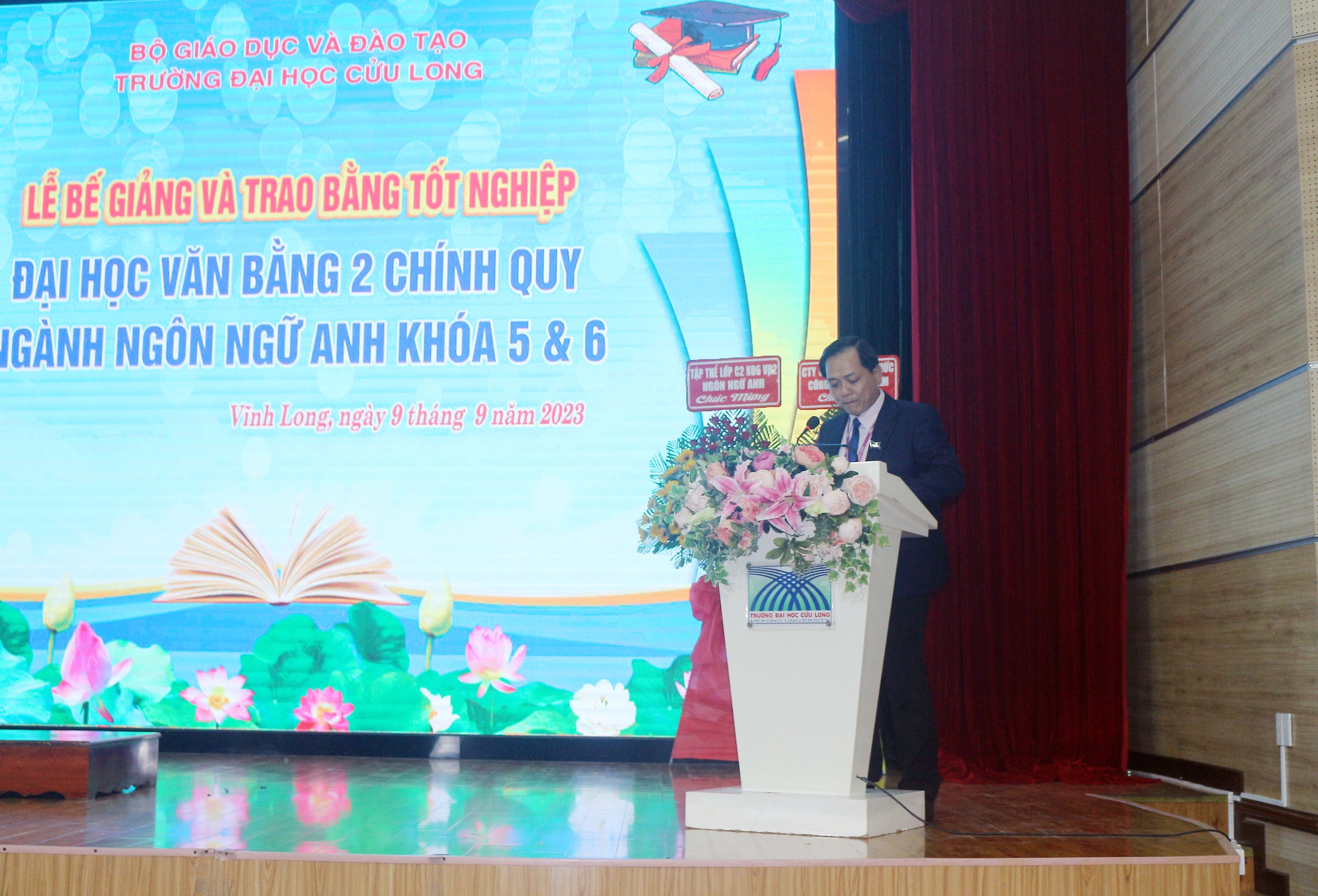 Trường ĐH Cửu Long trao bằng tốt nghiệp cho hơn 400 cử nh&acirc;n ng&agrave;nh Ng&ocirc;n ngữ Anh - Ảnh 3.