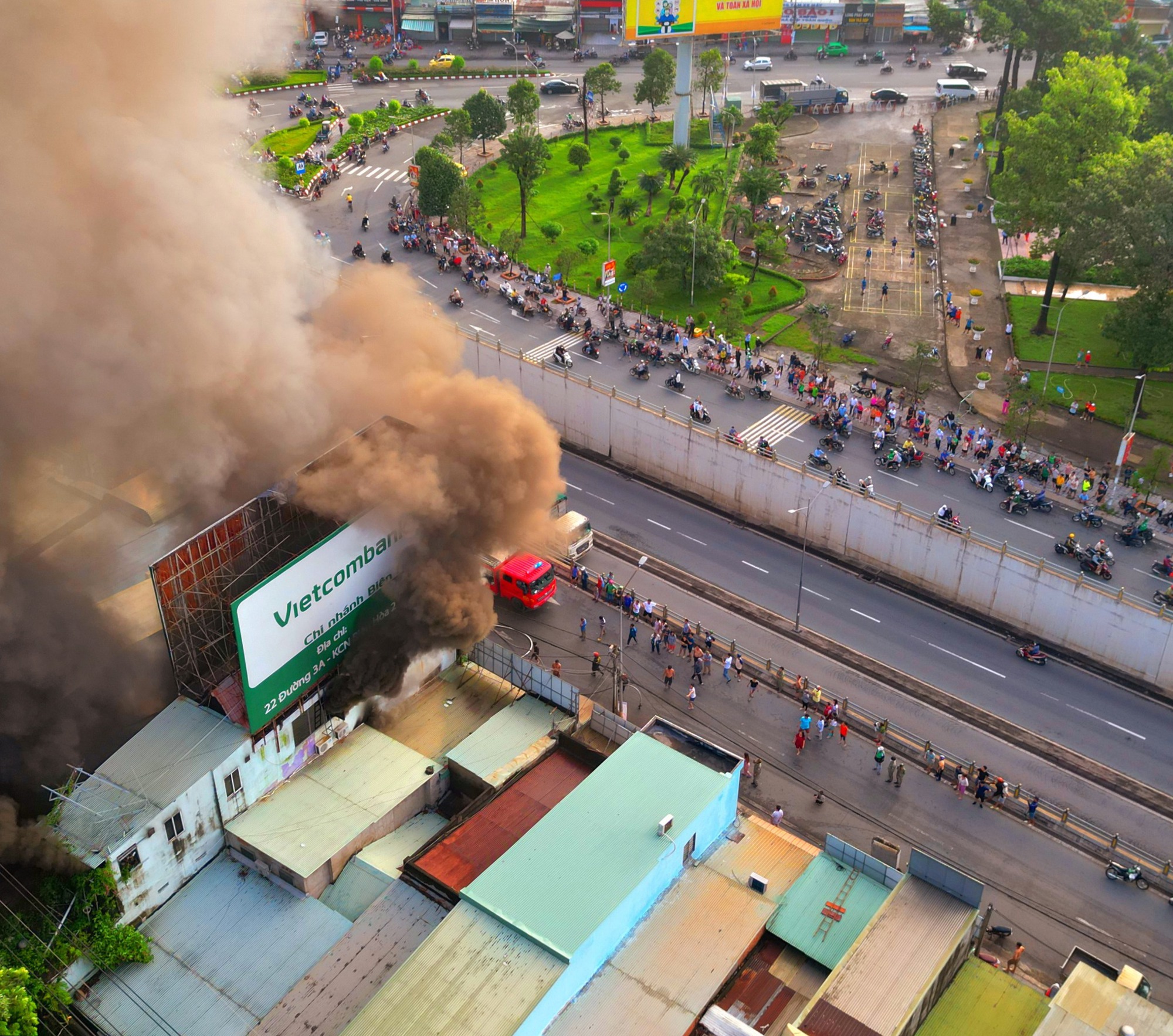 Cháy lớn ở TP Biên Hoà, đứng xa hàng km vẫn thấy khói