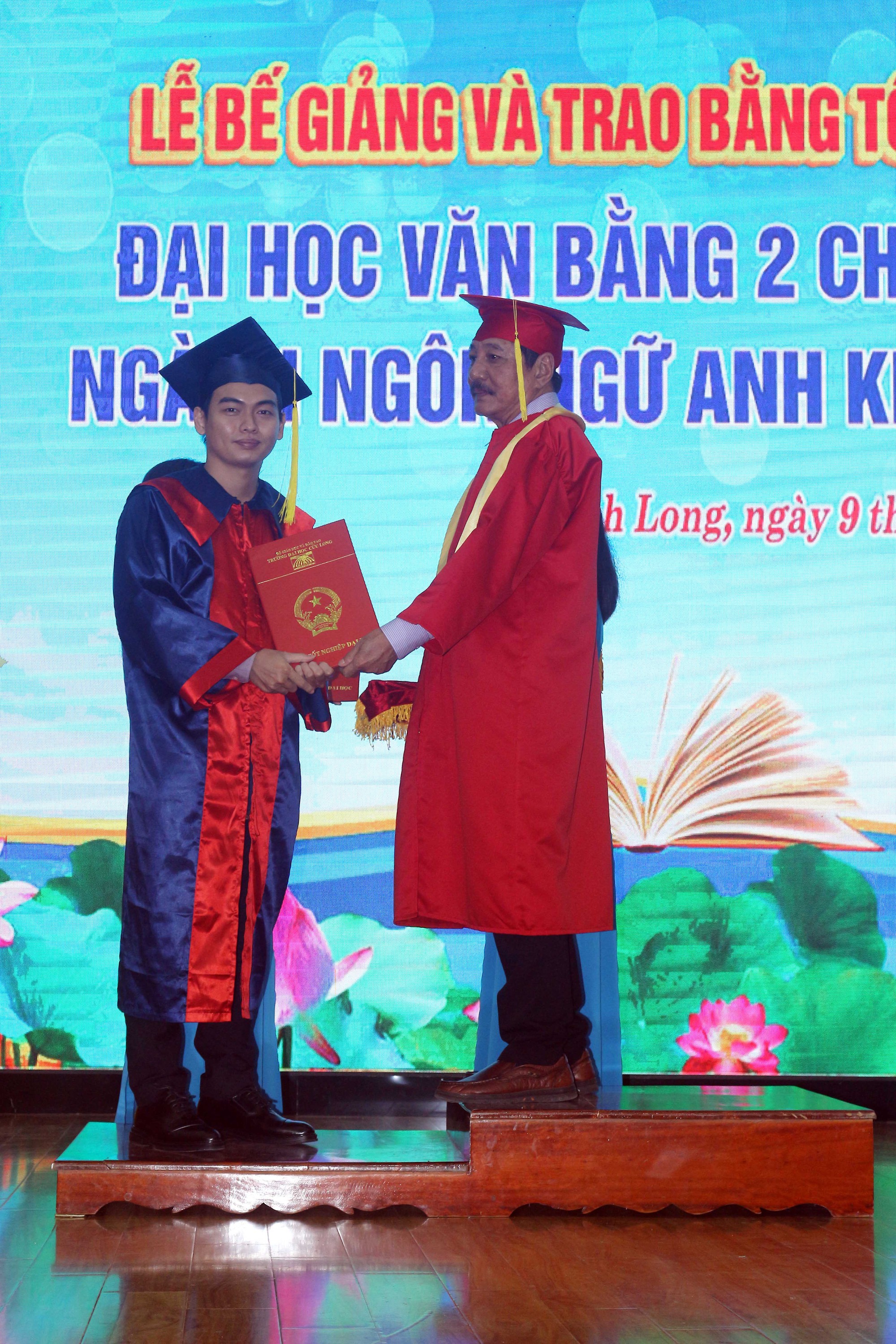 Trường ĐH Cửu Long trao bằng tốt nghiệp cho hơn 400 cử nh&acirc;n ng&agrave;nh Ng&ocirc;n ngữ Anh - Ảnh 5.