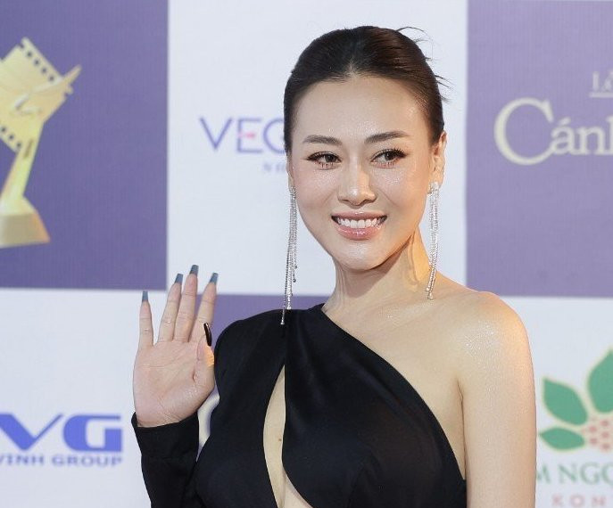 Phương Oanh lộng lẫy trên thảm đỏ hậu đám hỏi với Shark Bình