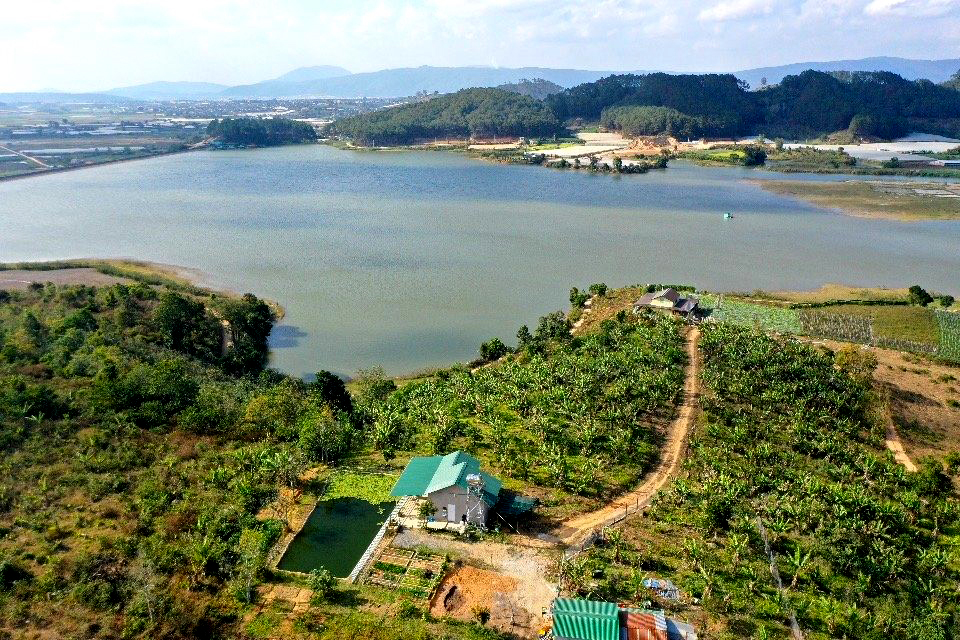 Hồ Pr&oacute;h cạn trơ đ&aacute;y, loang lổ hầm hố nghi khai th&aacute;c c&aacute;t - Ảnh 4.