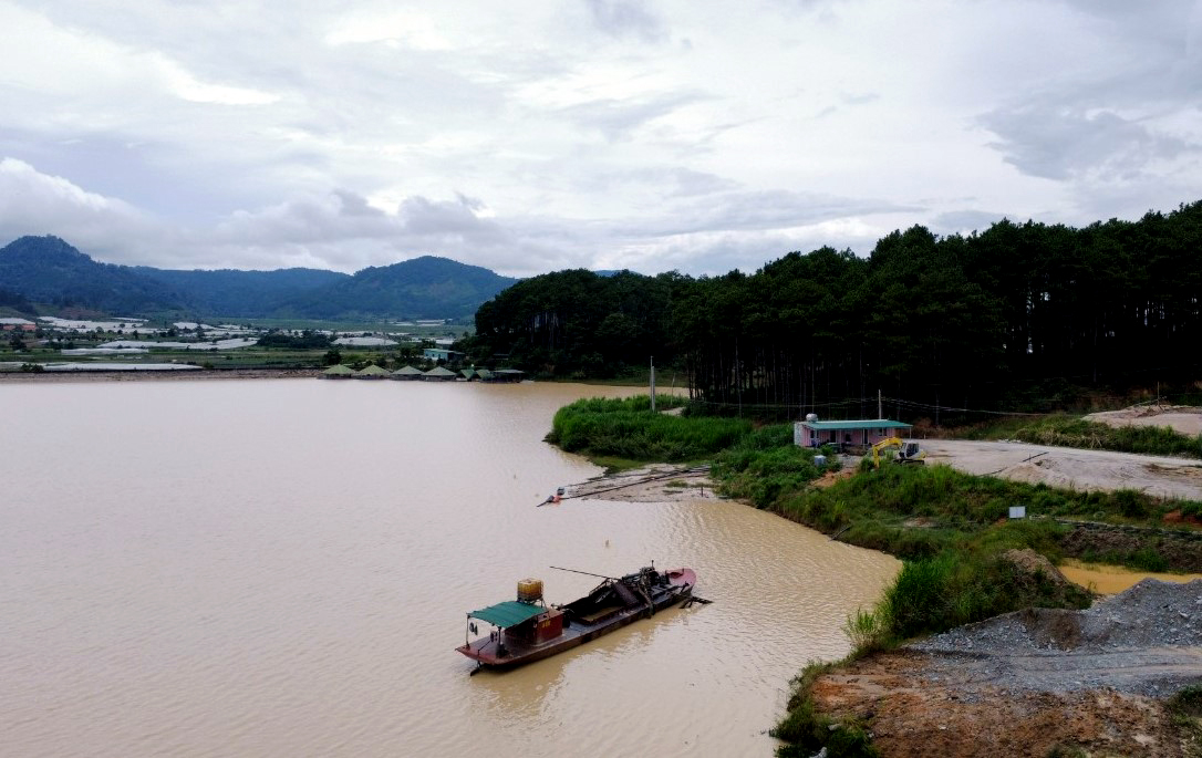 Hồ Pr&oacute;h cạn trơ đ&aacute;y, loang lổ hầm hố nghi khai th&aacute;c c&aacute;t - Ảnh 6.