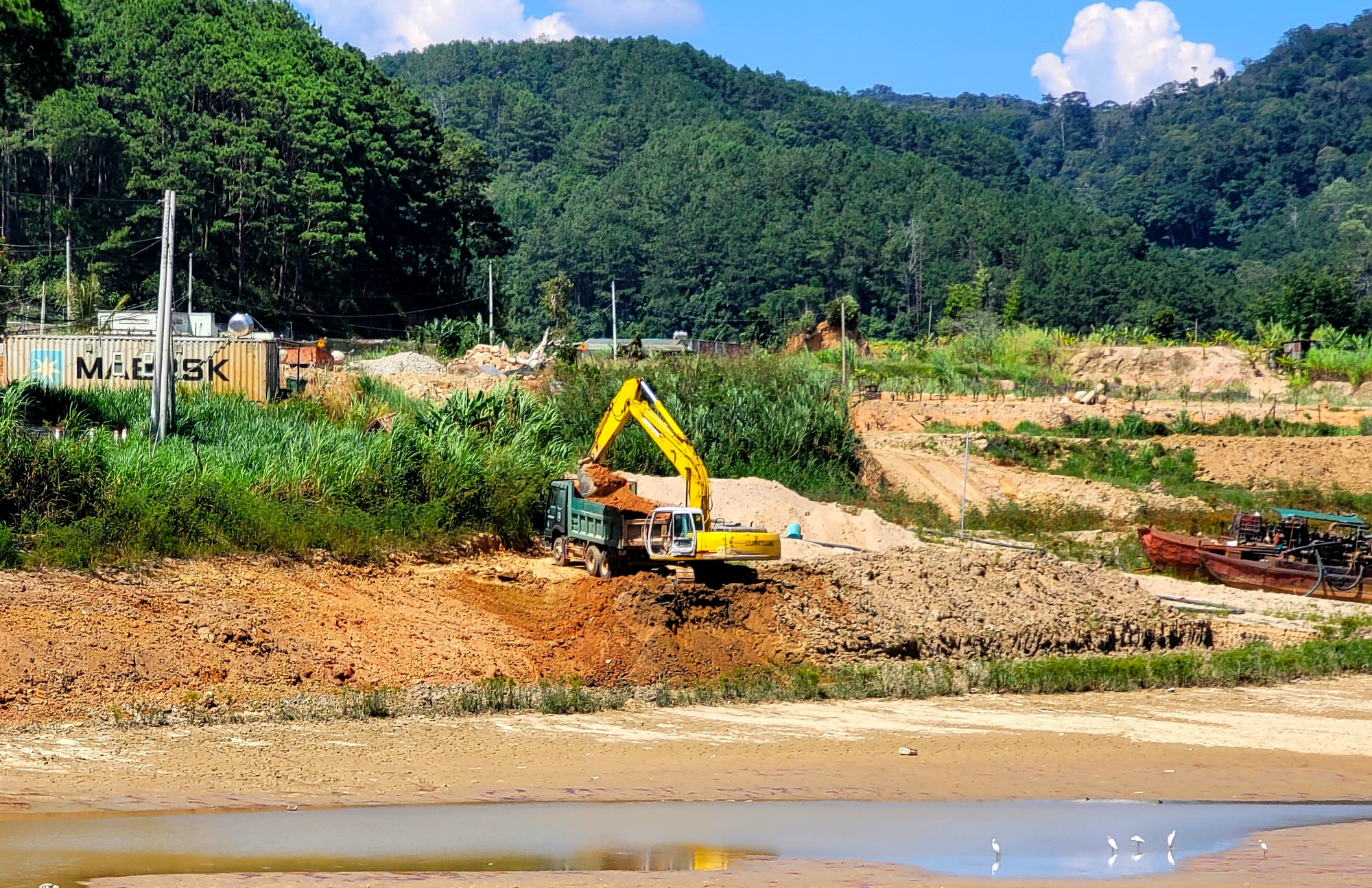 Hồ Pr&oacute;h cạn trơ đ&aacute;y, loang lổ hầm hố nghi khai th&aacute;c c&aacute;t - Ảnh 7.