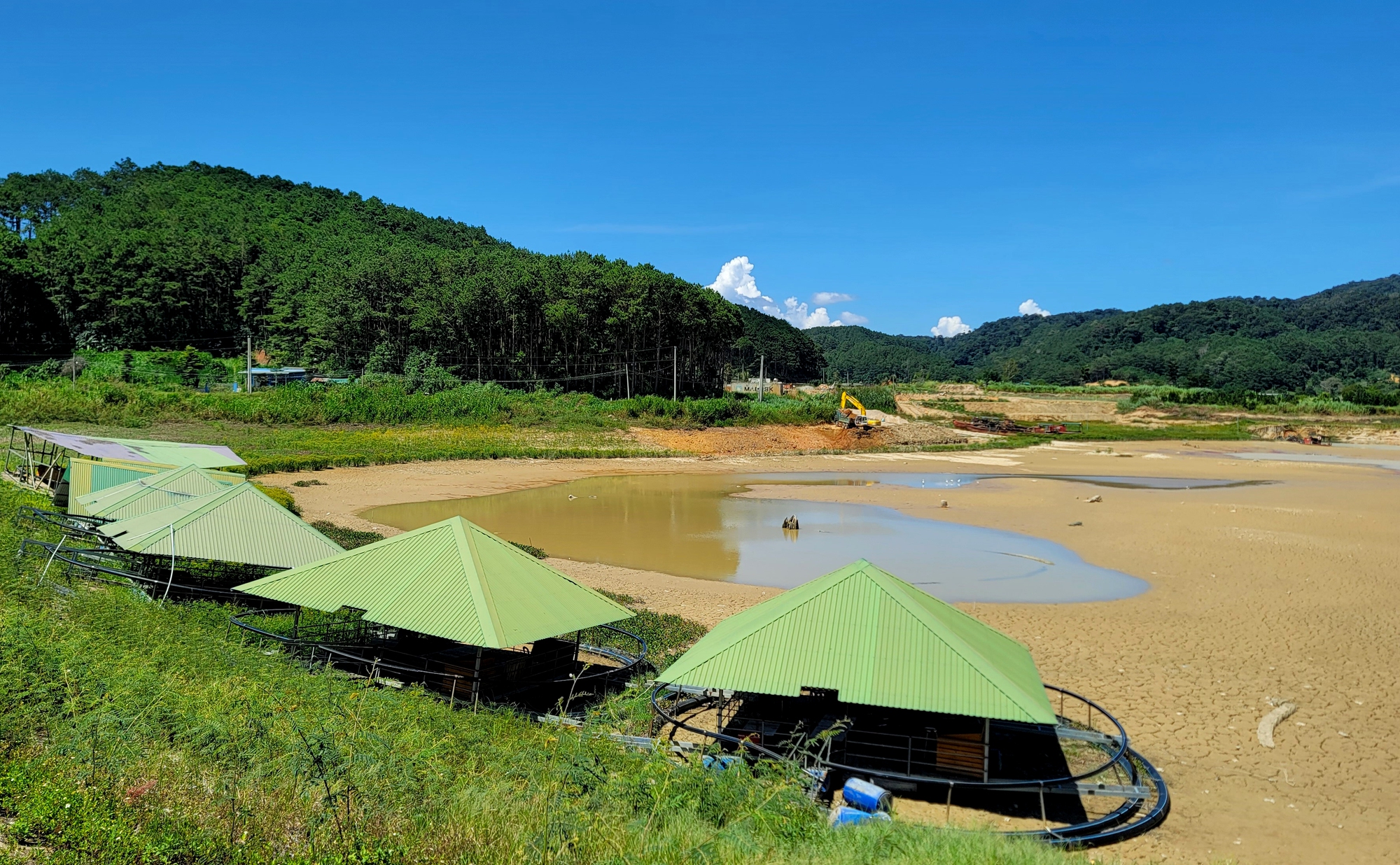 Hồ Pr&oacute;h cạn trơ đ&aacute;y, loang lổ hầm hố nghi khai th&aacute;c c&aacute;t - Ảnh 8.