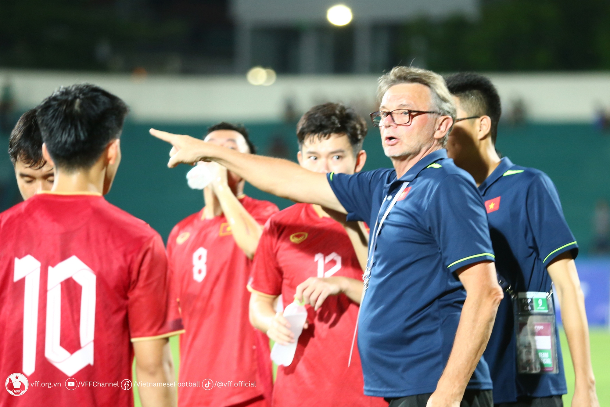 HLV Troussier so sánh CLB Man City với bóng đá Việt Nam - Ảnh 1.