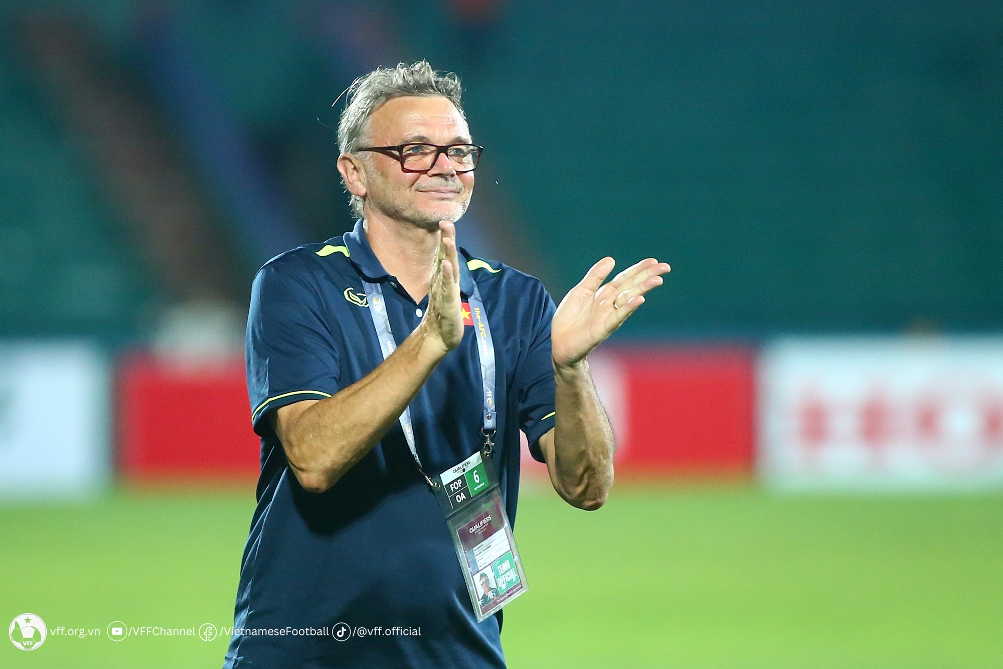 HLV Troussier so sánh CLB Man City với bóng đá Việt Nam