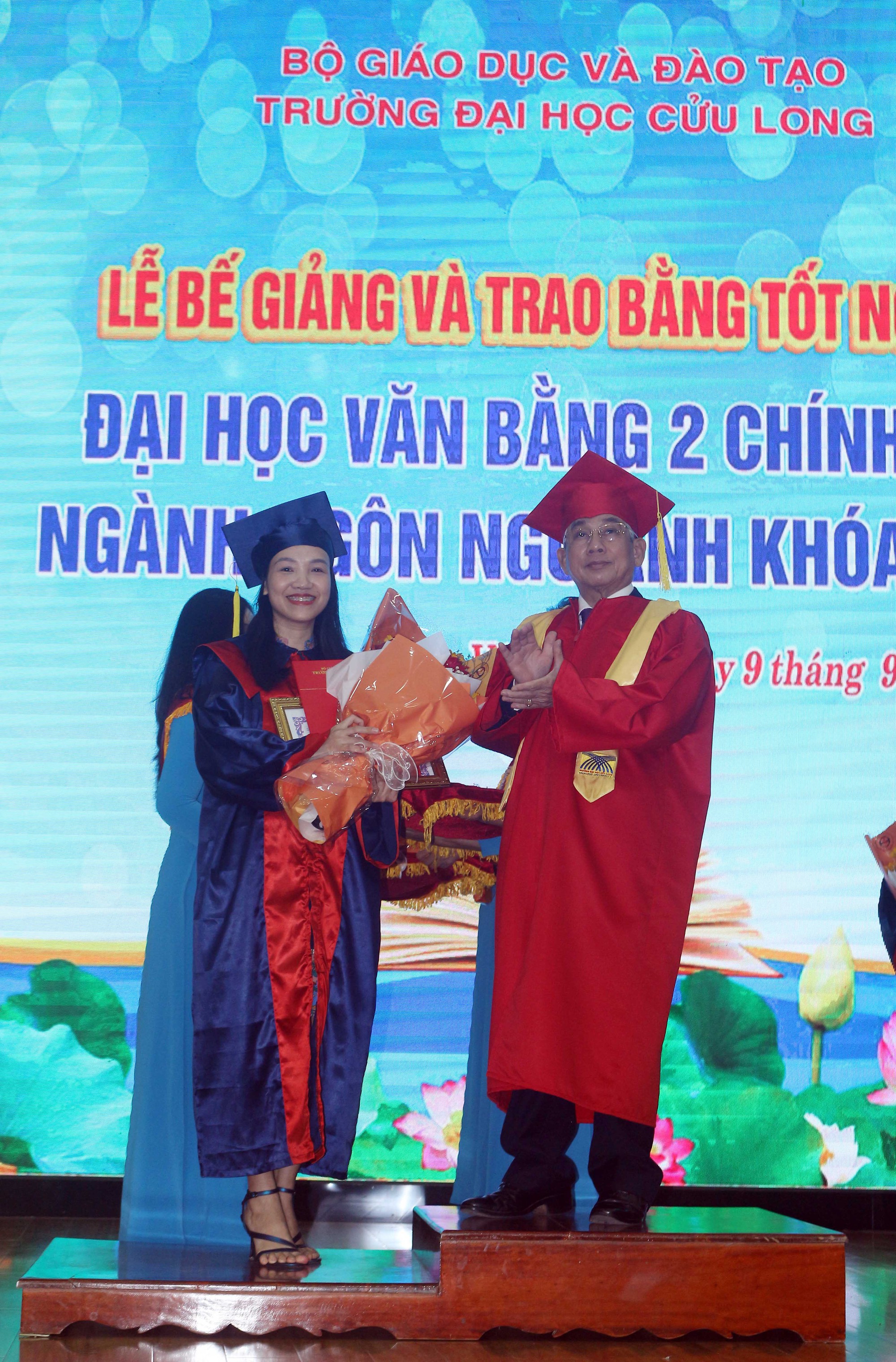 Trường ĐH Cửu Long trao bằng tốt nghiệp cho hơn 400 cử nh&acirc;n ng&agrave;nh Ng&ocirc;n ngữ Anh - Ảnh 4.