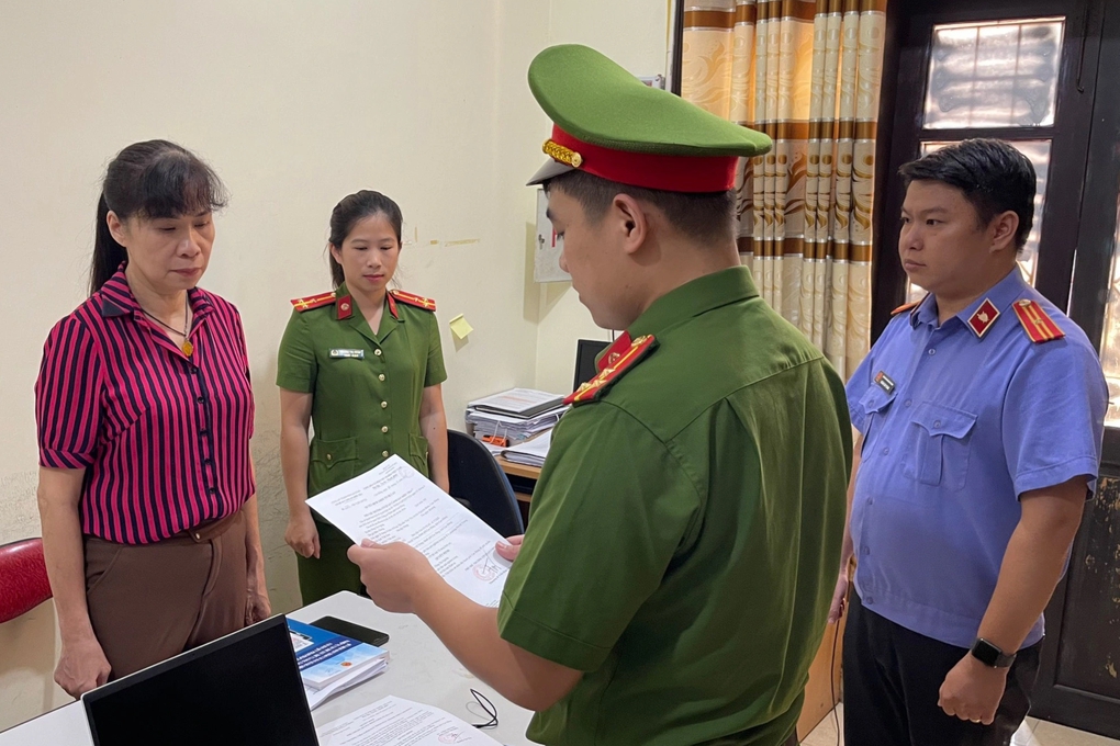 Một nữ chủ tịch UBND phường bị khởi tố, cấm đi khỏi nơi cư tr&uacute; - Ảnh 1.