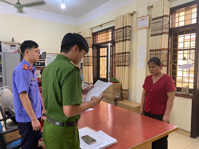 Một nữ chủ tịch UBND phường bị khởi tố, cấm đi khỏi nơi cư tr&uacute; - Ảnh 3.