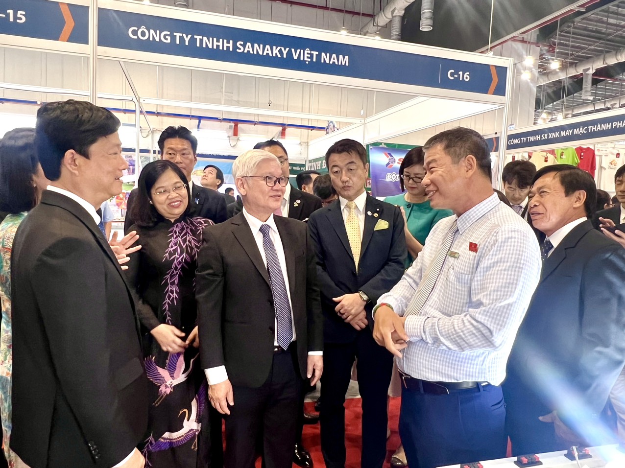 Thống đốc tỉnh Yamaguchi giới thiệu đặc sản tại Hội chợ  v&ugrave;ng Đ&ocirc;ng Nam Bộ - Ảnh 3.