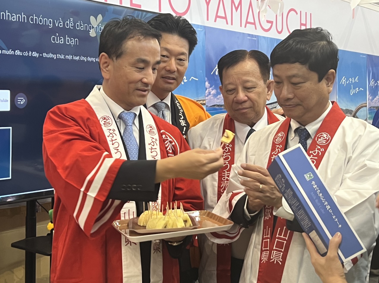 Thống đốc tỉnh Yamaguchi giới thiệu đặc sản tại Hội chợ  v&ugrave;ng Đ&ocirc;ng Nam Bộ - Ảnh 2.