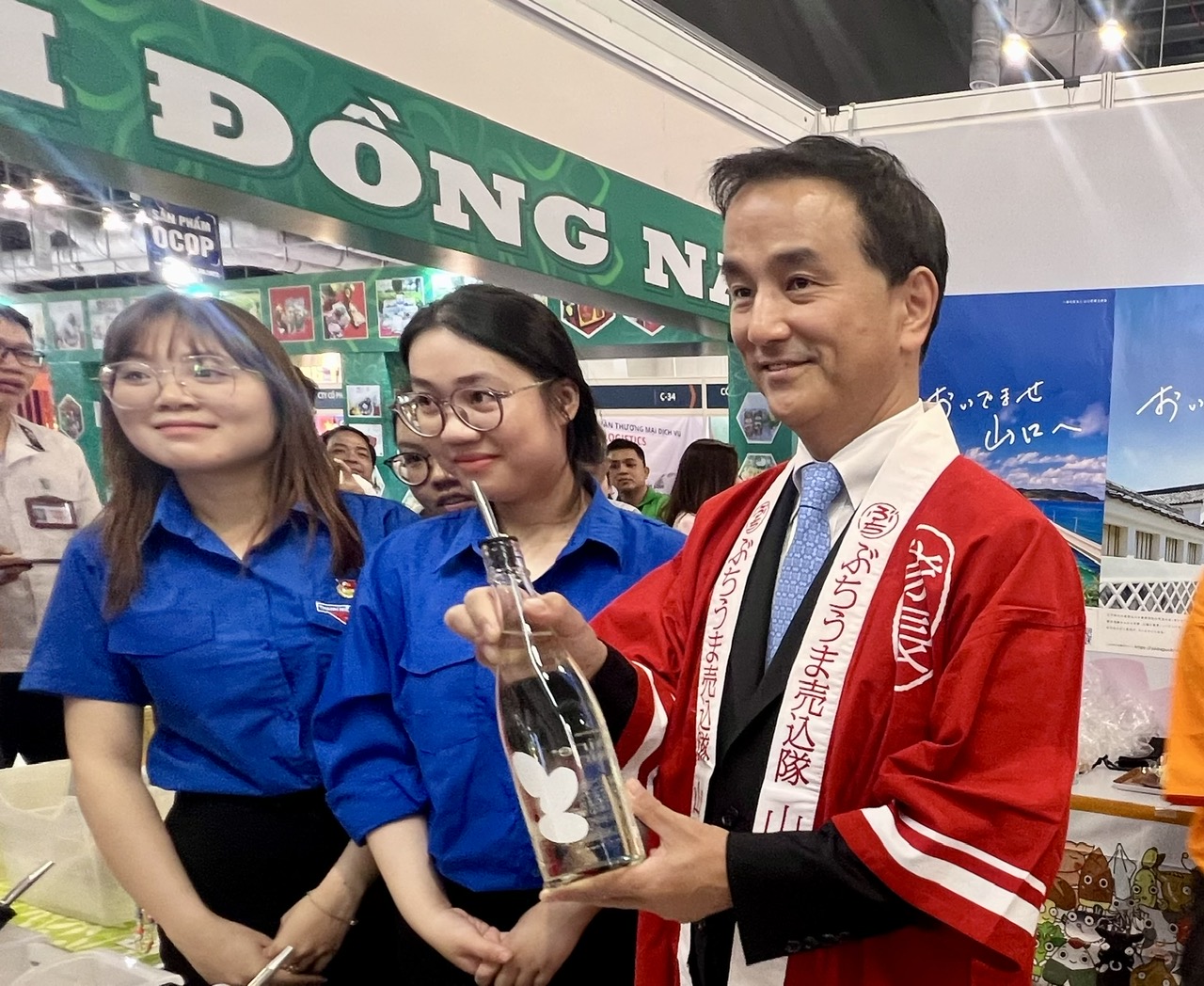 Thống đốc tỉnh Yamaguchi giới thiệu "đặc sản" tại Hội chợ  vùng Đông Nam Bộ