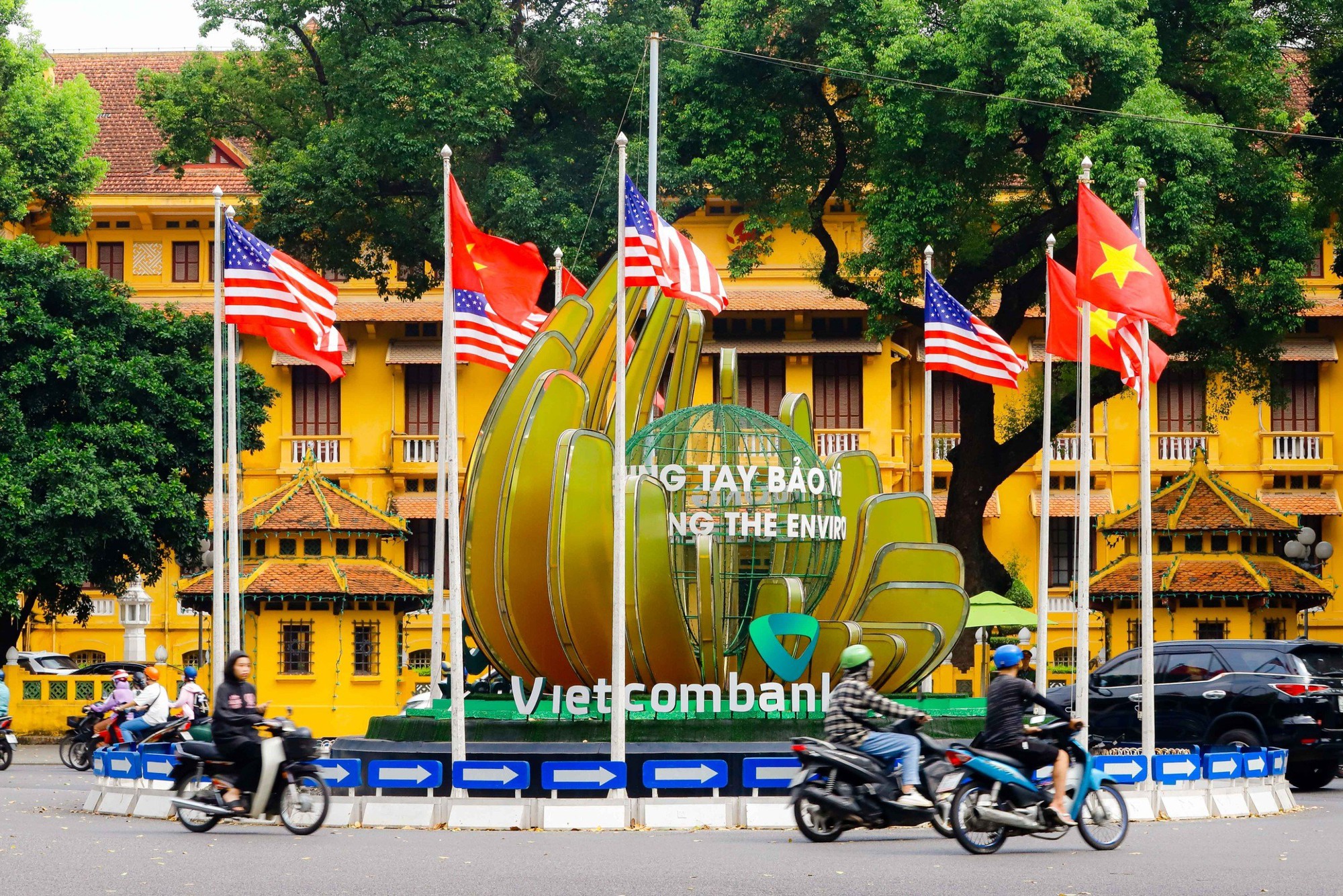Đường phố H&agrave; Nội trang ho&agrave;ng đ&oacute;n Tổng thống Mỹ Joe Biden thăm Việt Nam - Ảnh 5.
