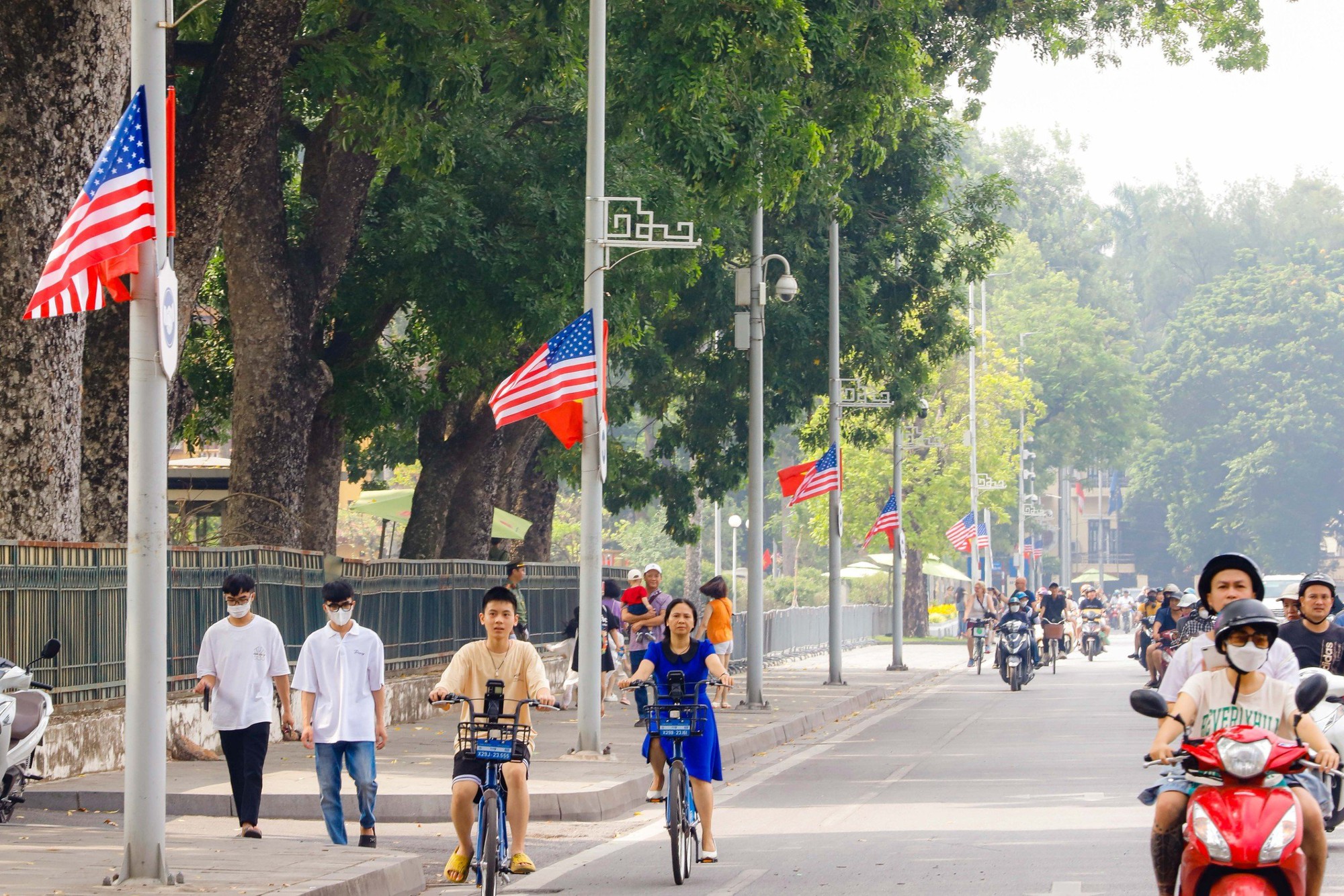 Đường phố H&agrave; Nội trang ho&agrave;ng đ&oacute;n Tổng thống Mỹ Joe Biden thăm Việt Nam - Ảnh 8.