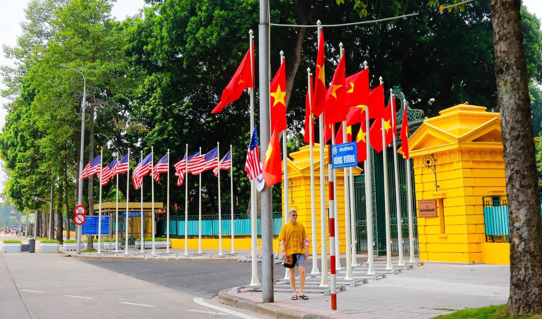 Đường phố H&agrave; Nội trang ho&agrave;ng đ&oacute;n Tổng thống Mỹ Joe Biden thăm Việt Nam - Ảnh 10.
