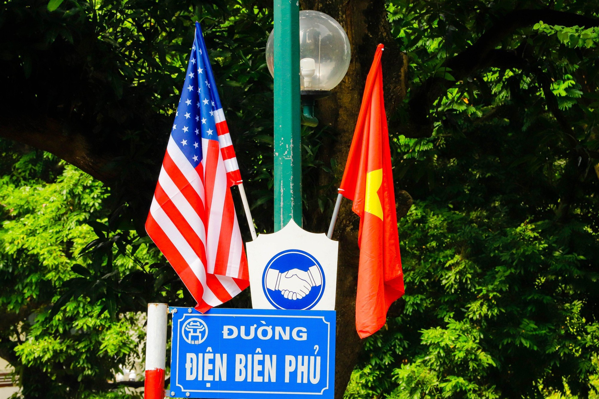 Đường phố H&agrave; Nội trang ho&agrave;ng đ&oacute;n Tổng thống Mỹ Joe Biden thăm Việt Nam - Ảnh 12.