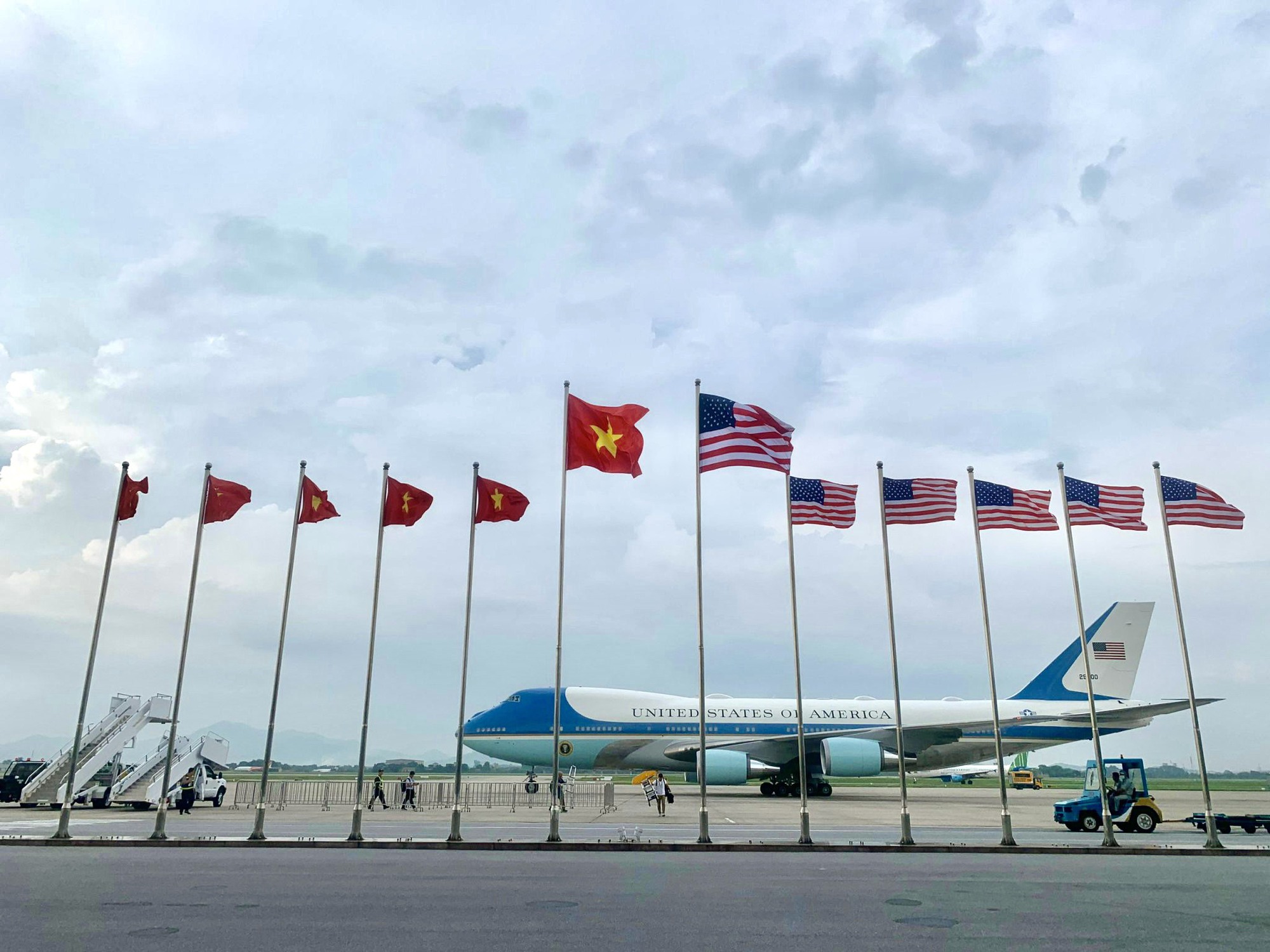 Tổng thống Mỹ Joe Biden đến Nội B&agrave;i, thăm cấp Nh&agrave; nước tới Việt Nam - Ảnh 11.