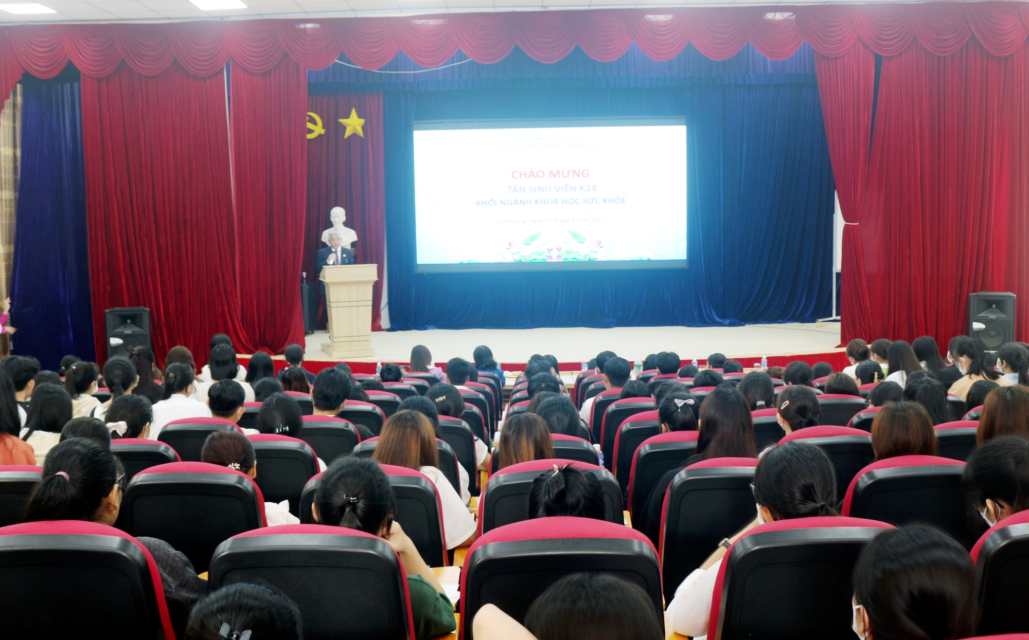 Nhiều hoạt động ch&agrave;o đ&oacute;n t&acirc;n sinh vi&ecirc;n tại Trường ĐH Cửu Long - Ảnh 1.