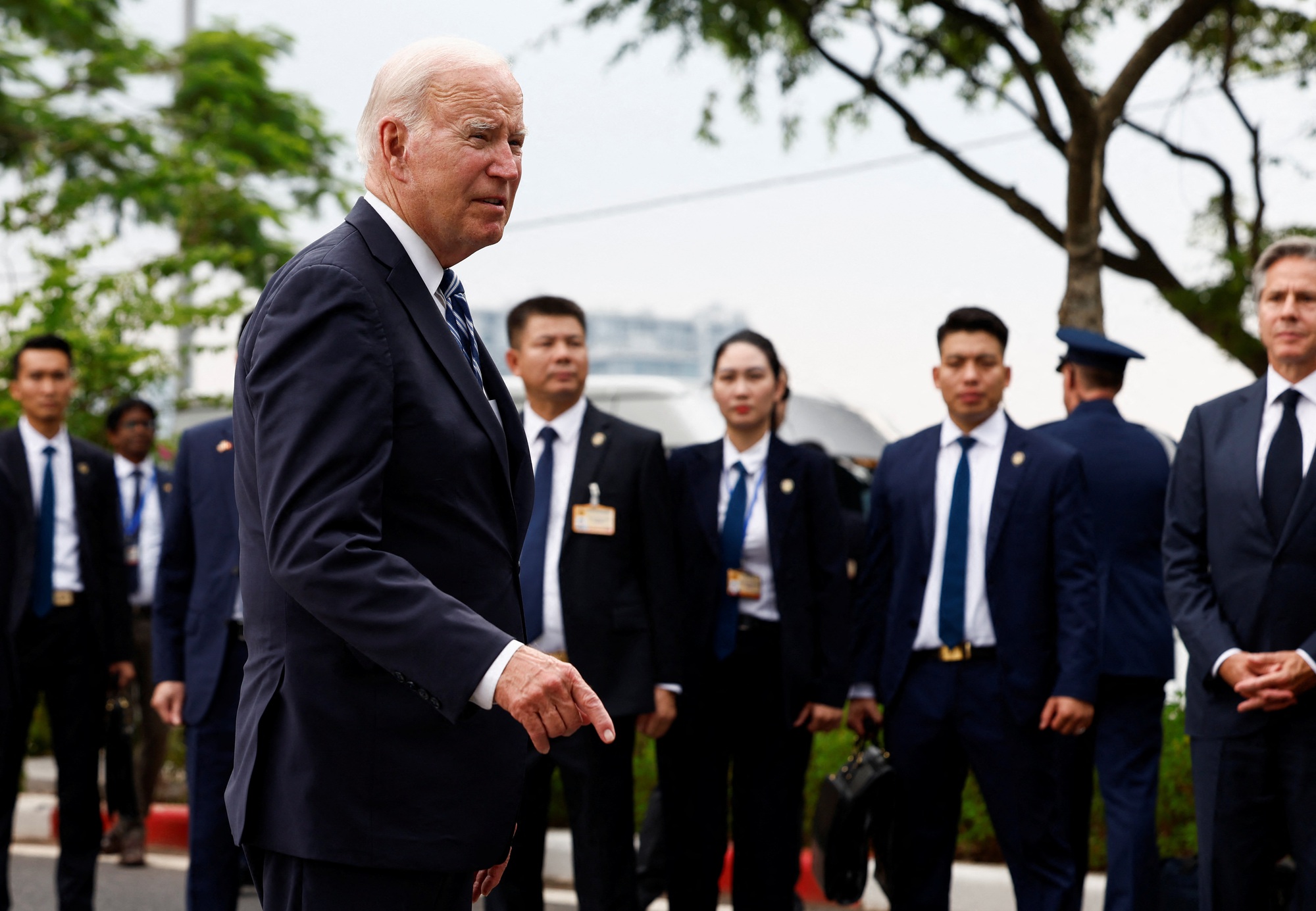 Tổng thống Joe Biden đặt hoa tại ph&ugrave; đi&ecirc;u cố Thượng nghị sĩ John McCain - Ảnh 3.