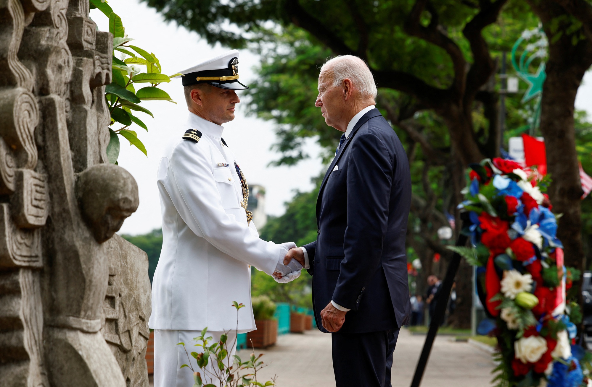 Tổng thống Joe Biden đặt hoa tại ph&ugrave; đi&ecirc;u cố Thượng nghị sĩ John McCain - Ảnh 7.