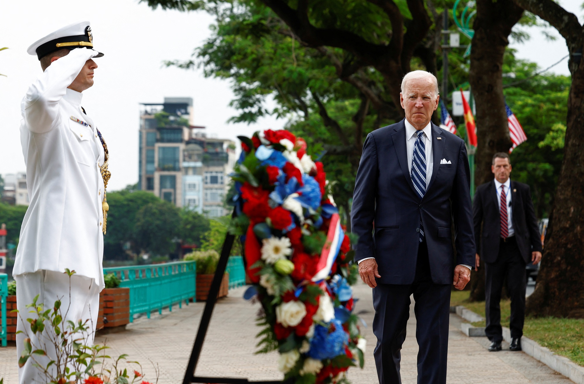 Tổng thống Joe Biden đặt hoa tại ph&ugrave; đi&ecirc;u cố Thượng nghị sĩ John McCain - Ảnh 6.