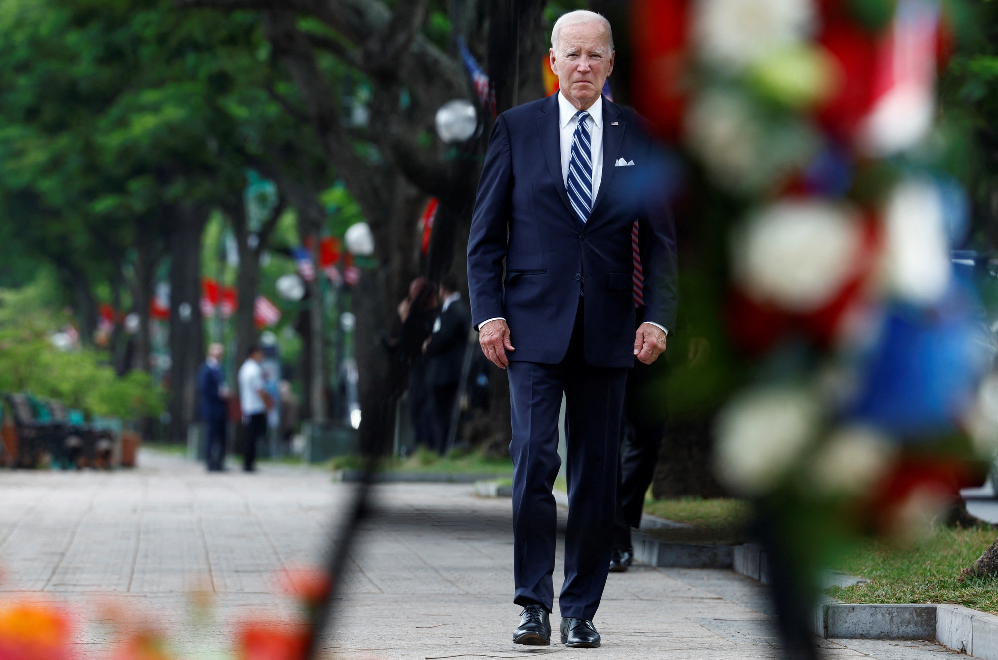 Tổng thống Joe Biden đặt hoa tại ph&ugrave; đi&ecirc;u cố Thượng nghị sĩ John McCain - Ảnh 5.