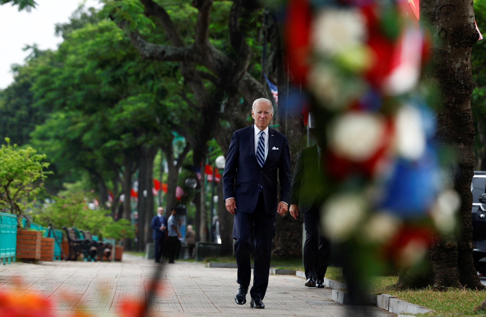 Tổng thống Joe Biden đặt hoa tại ph&ugrave; đi&ecirc;u cố Thượng nghị sĩ John McCain - Ảnh 4.