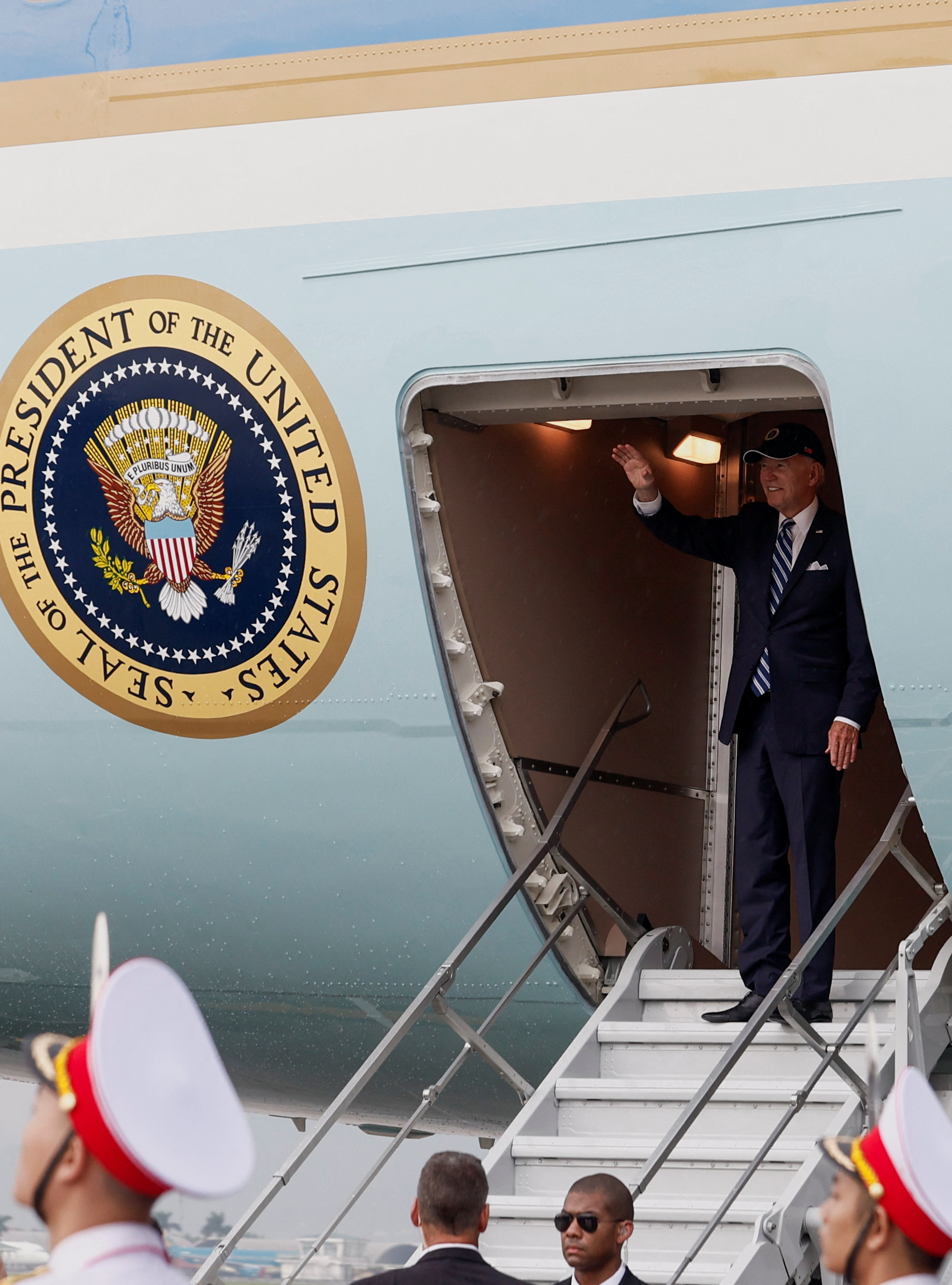 Tổng thống Joe Biden tươi cười vẫy tay ch&agrave;o khi rời Việt Nam - Ảnh 3.