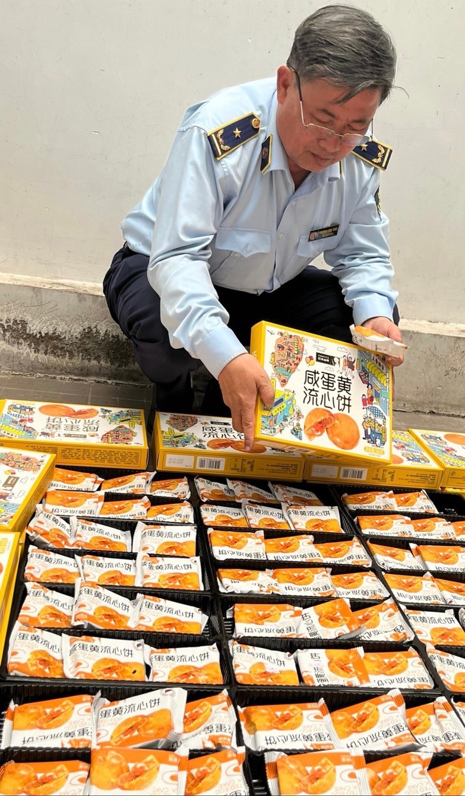 Li&ecirc;n tục bắt giữ c&aacute;c vụ kinh doanh b&aacute;nh trung thu kh&ocirc;ng r&otilde; nguồn gốc xuất xứ - Ảnh 1.