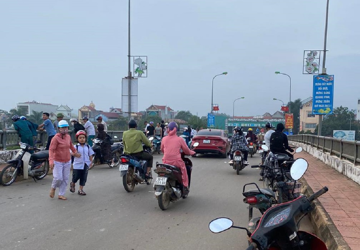 Phát hiện nam sinh lớp 11 tử vong chưa rõ nguyên nhân dưới chân cầu