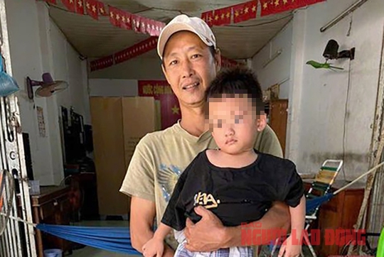 T&igrave;m người th&acirc;n của b&eacute; trai 3 tuổi bị rơi xuống s&ocirc;ng - Ảnh 1.