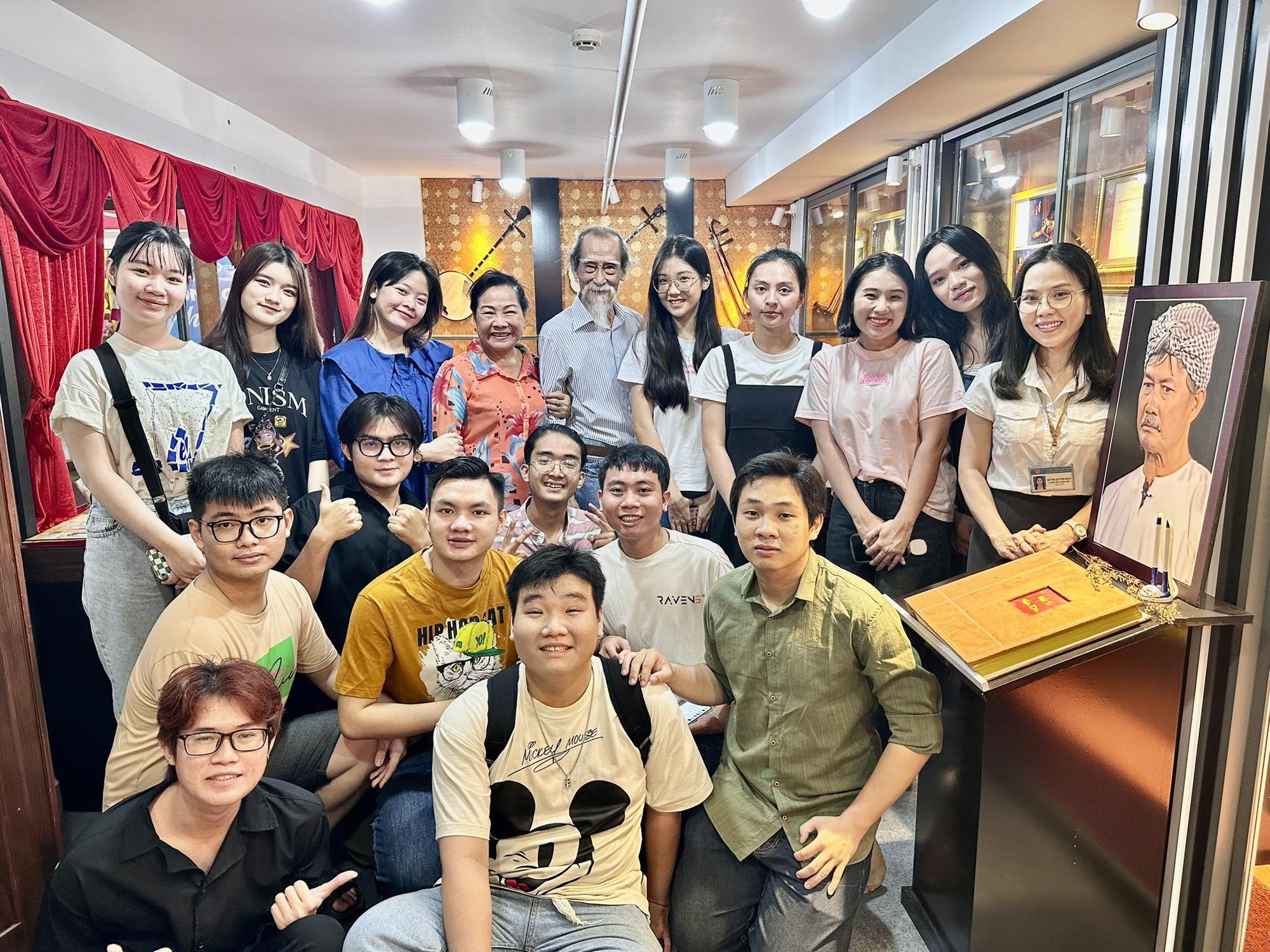 "Ông Ba bắt rắn" và vợ kể chuyện "Đoàn Cải lương Nam Bộ"