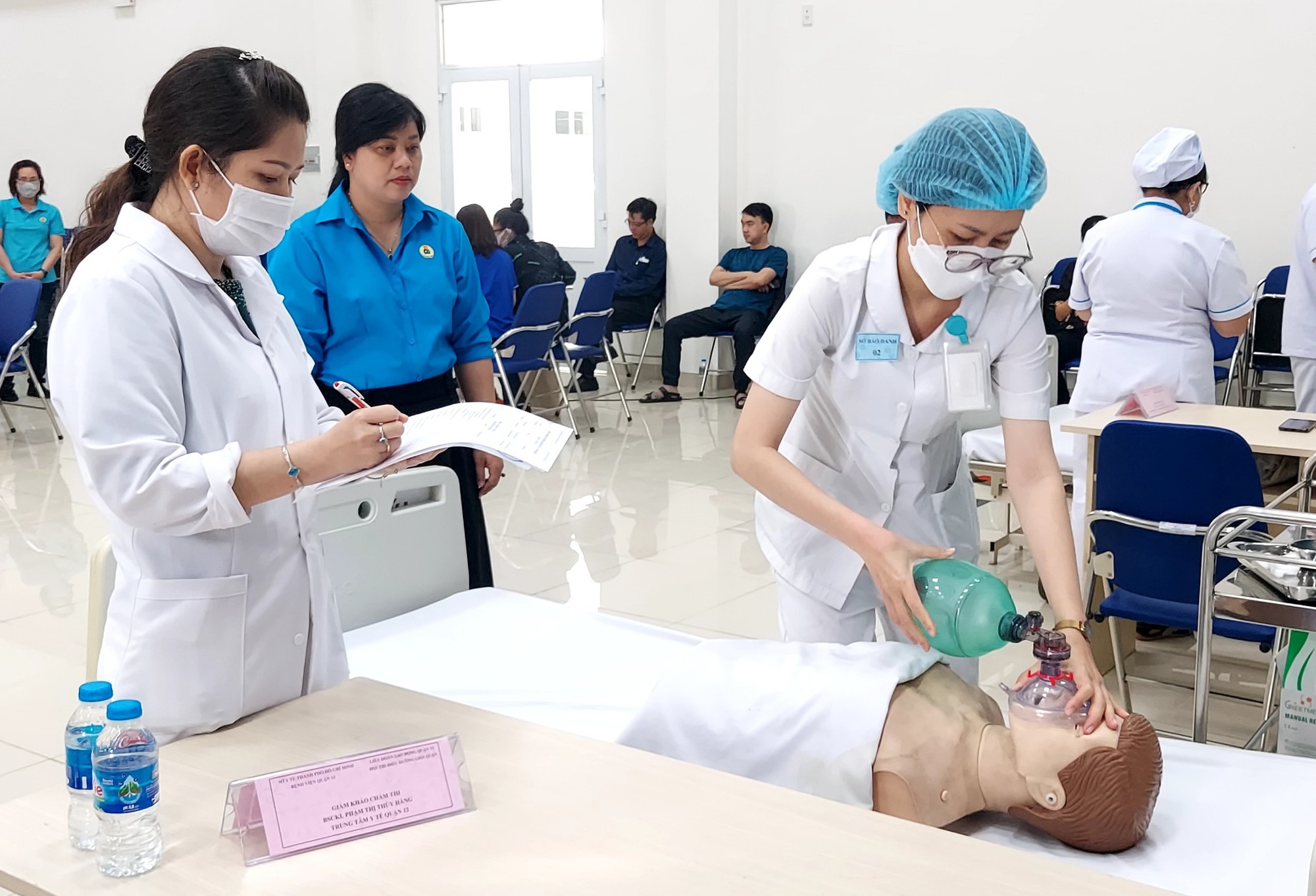 Rèn nghề cho điều dưỡng viên