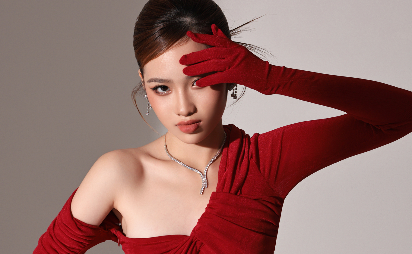 “Mẫu nhí” Bảo Hà diện đầm xẻ sâu, khoe vai trần