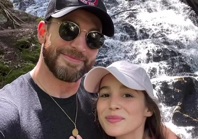 “Đội trưởng Mỹ” Chris Evans cưới kín mỹ nhân kém tuổi