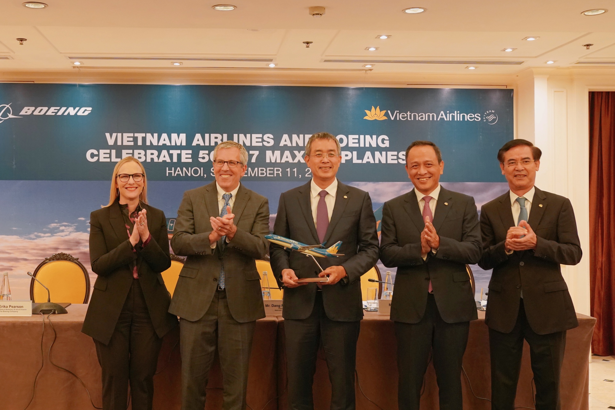 Vietnam Airlines v&agrave; Boeing k&yacute; ghi nhớ b&aacute;n 50 m&aacute;y bay Boeing 737 MAX trị gi&aacute; 10 tỉ USD